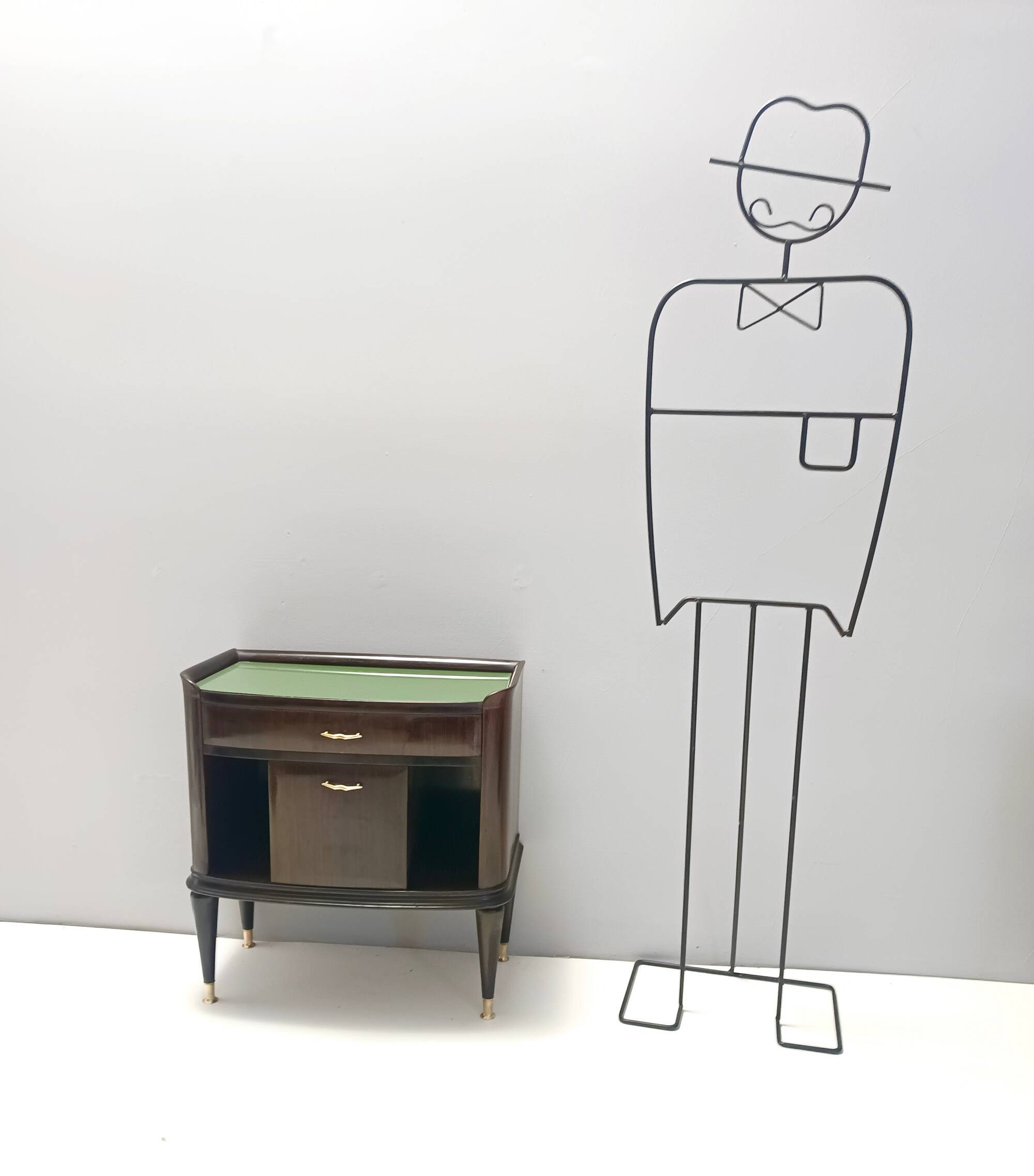 Pair of Walnut, Beech and Glass Nightstands in the Style of Tomaso Buzzi, Italy