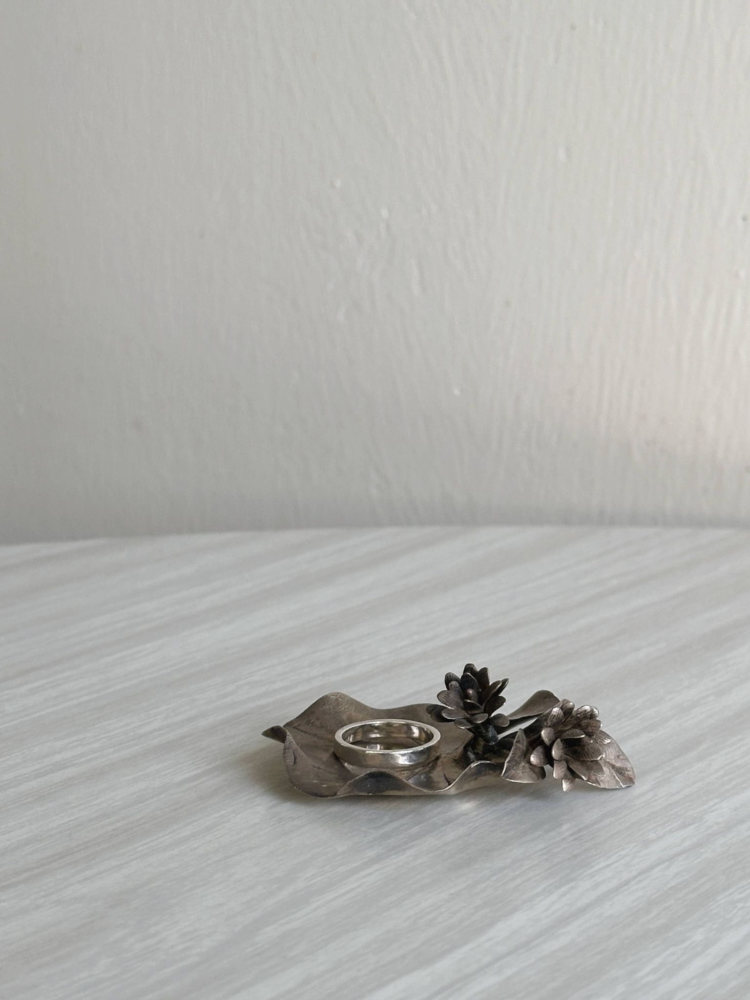 Petit vide-poche en métal argenté