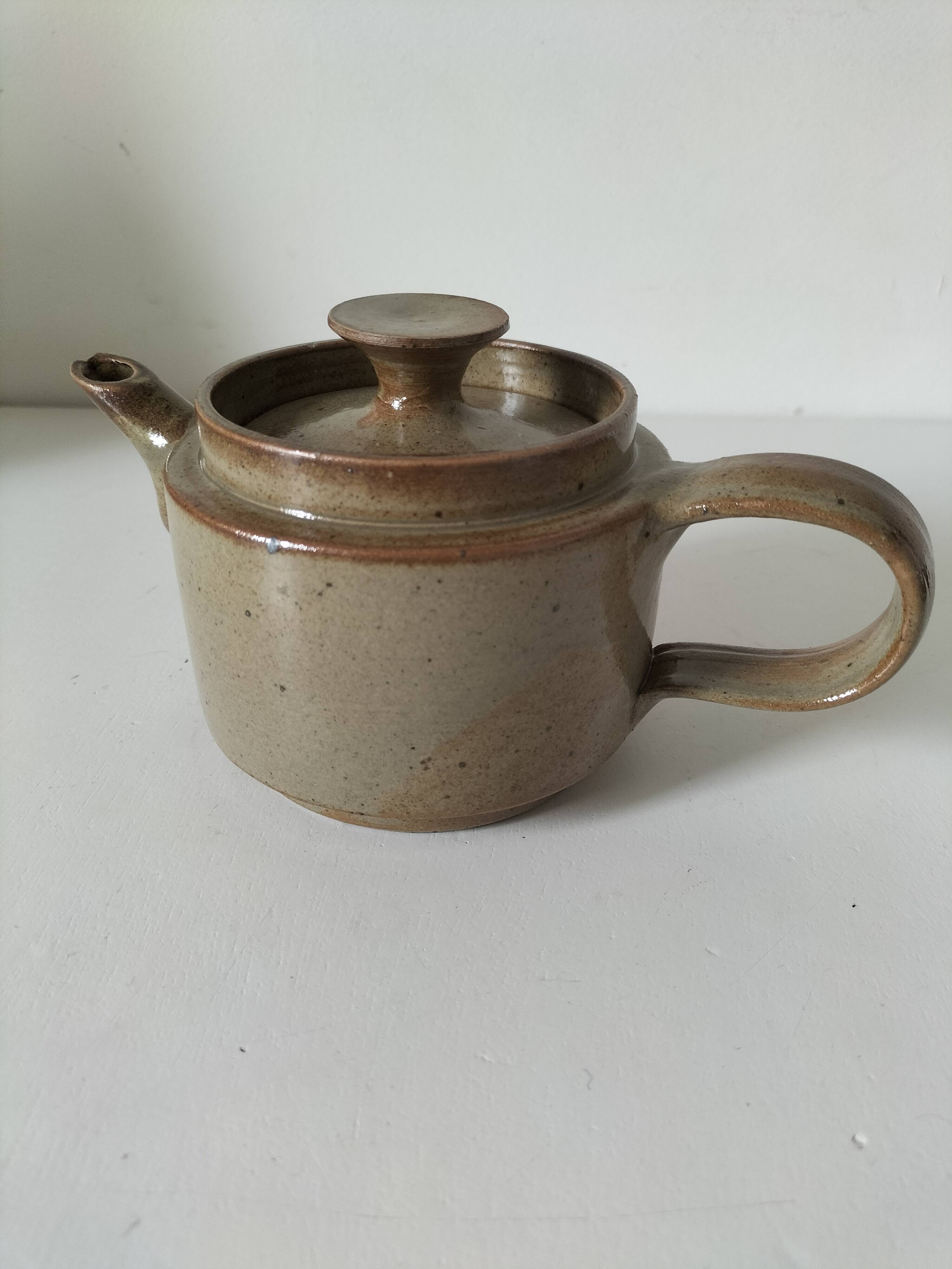 Théière artisanale en grès, style japonisant, esprit Puisaye, 1960-1970