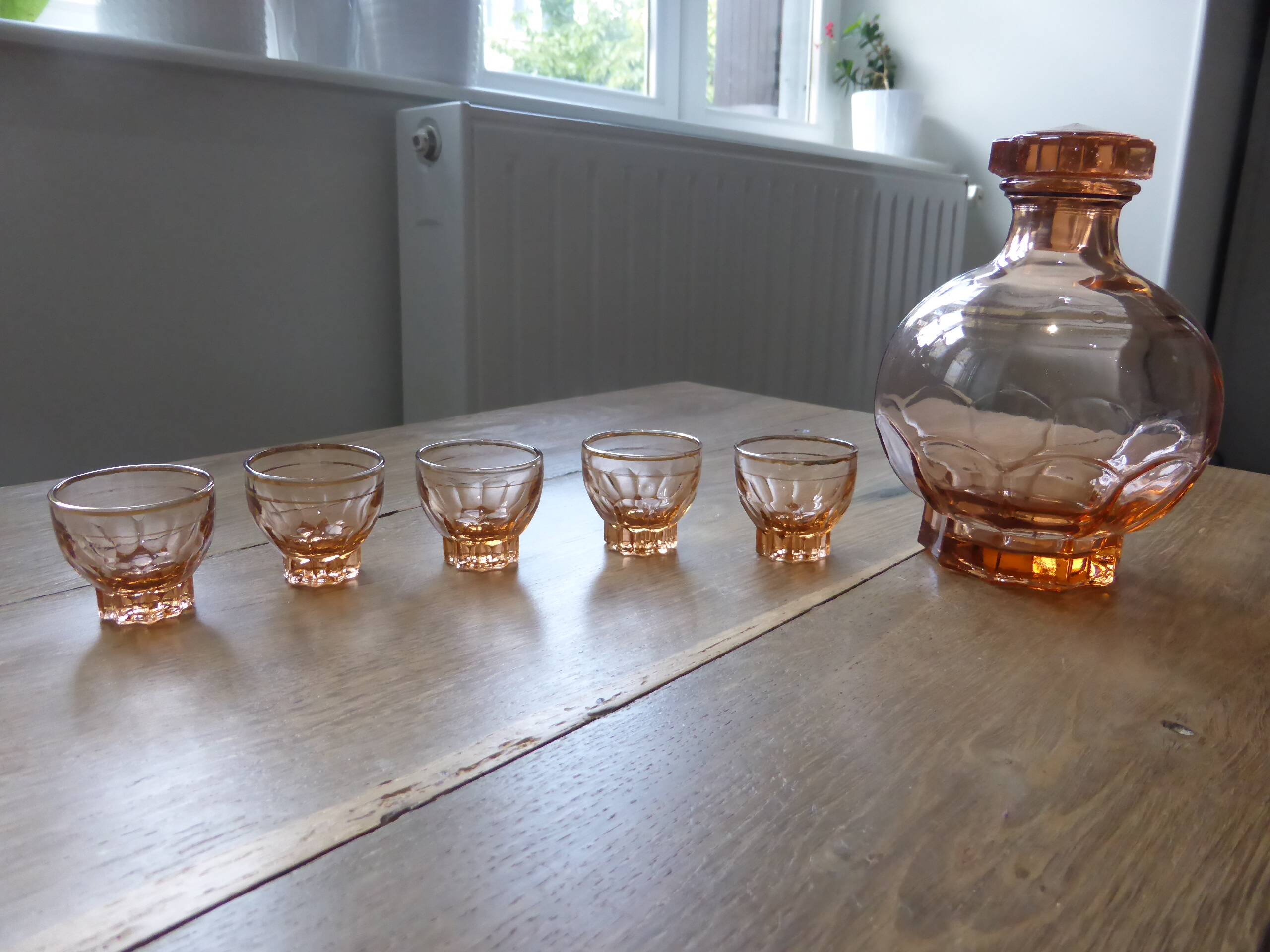 Carafe and 5 pink glass liqueur glasses with a gold rim 2008123