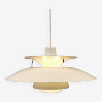 Lampe suspendue PH 5, conçue par le maître des lampes Poul Henningsen (PH) et produite par Louis Poulsen.