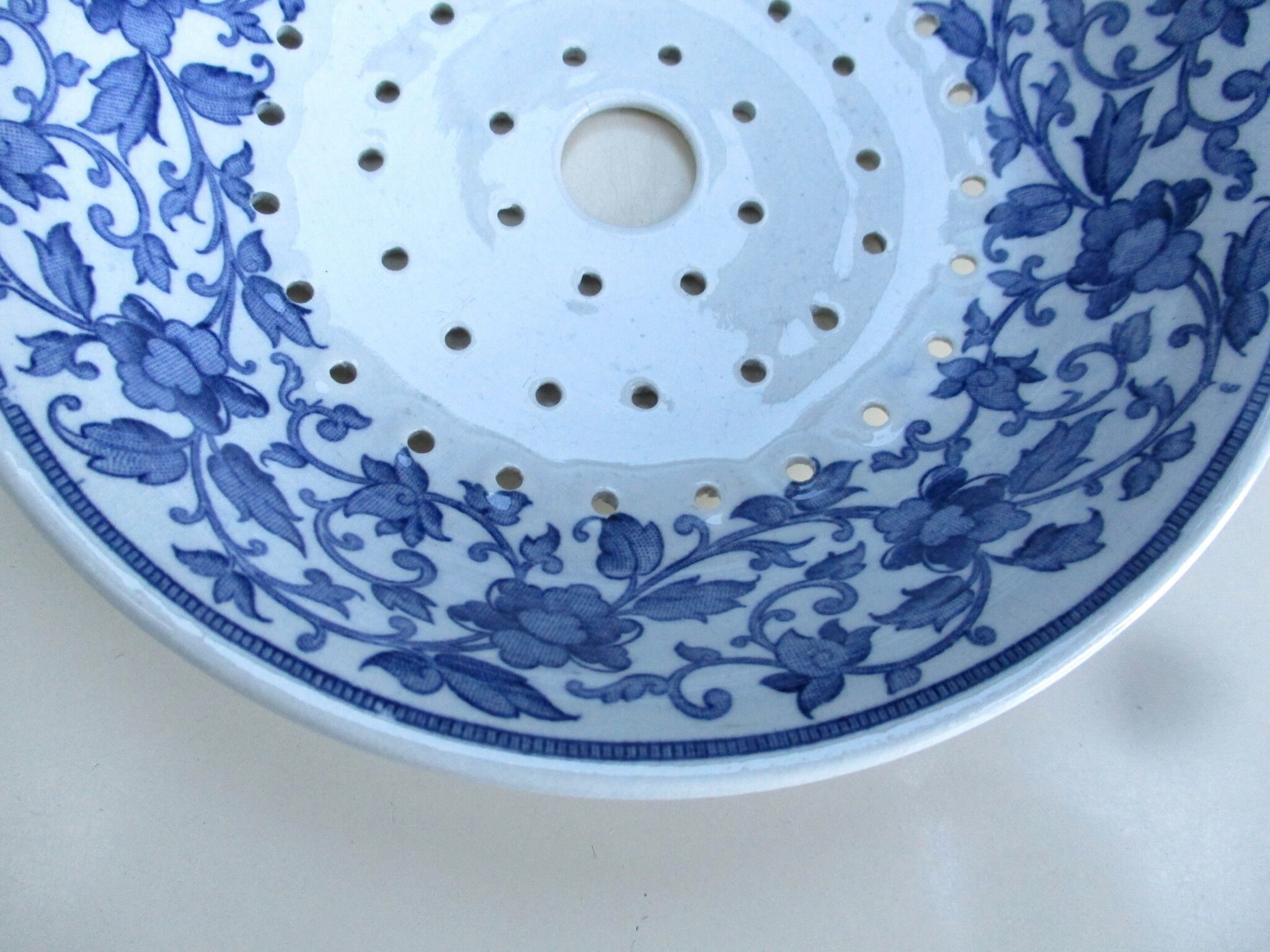 Old ceramic drainer blue décor