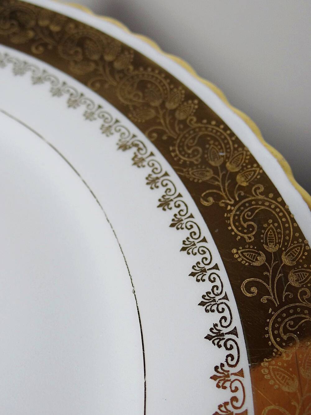 Set of 6 vintage flat plates ADP L Royal Limoges, gilded porcelain - 1