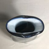 Vase ancien verre multicouche bleu, intérieur blanc vintage
