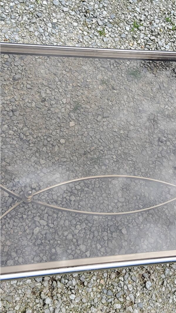 Table basse en métal chromé, plateau en verre fumé de style néo-classique, années 70