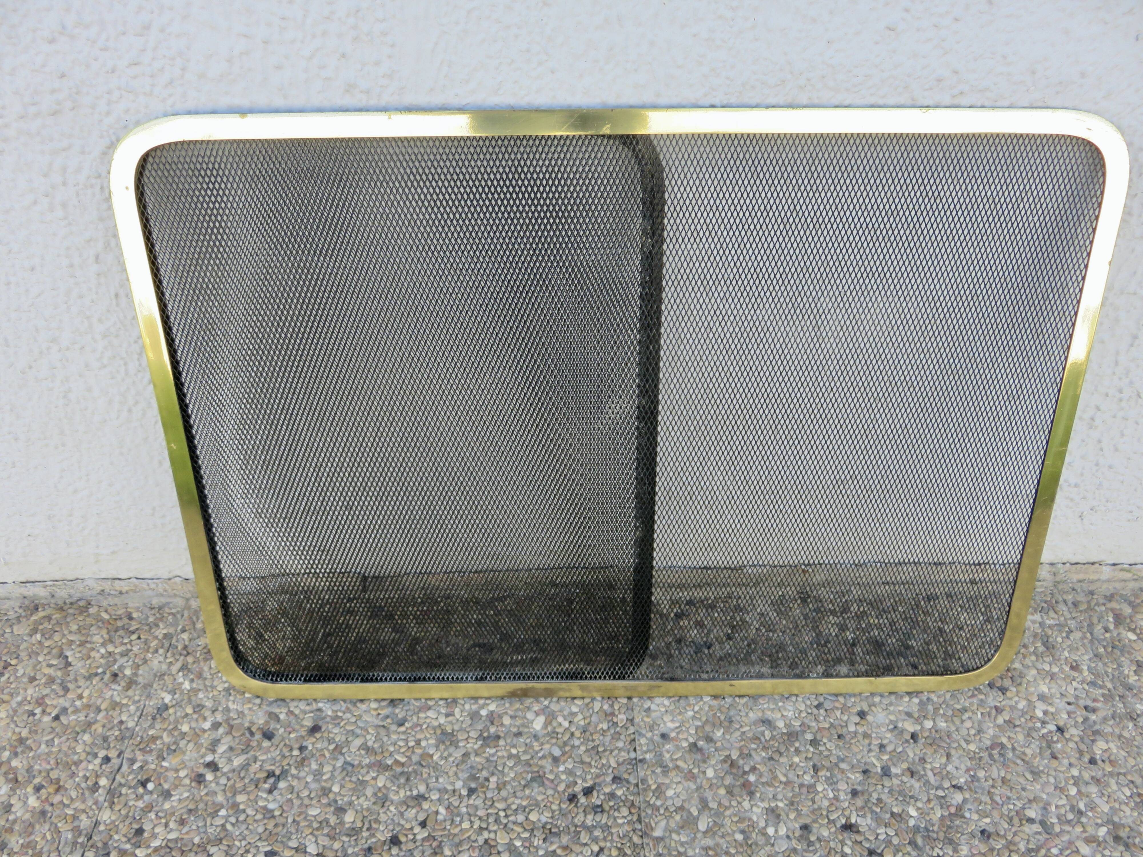 Fireplace screen with 2 panels in gilded brass and expanded metal, 1970s.