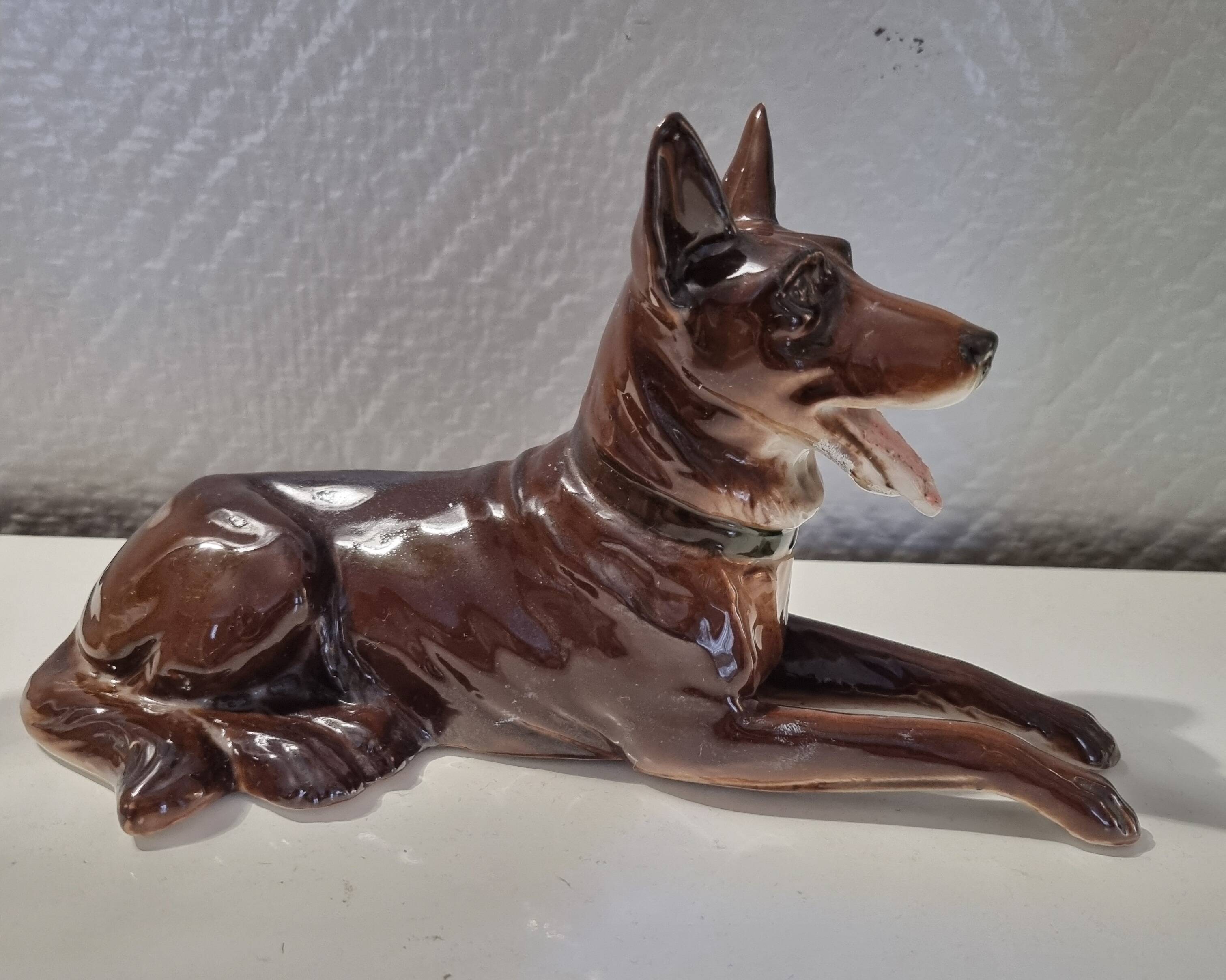 Chien couché émaillé