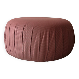 Pouf rond tissu velours cotelé rose drapé, design Ligne Roset