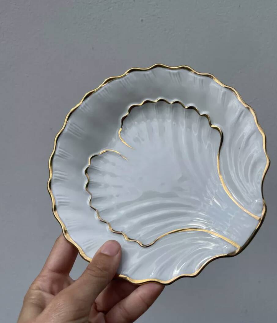 Pair of white and gold porcelain shell-shaped bowls