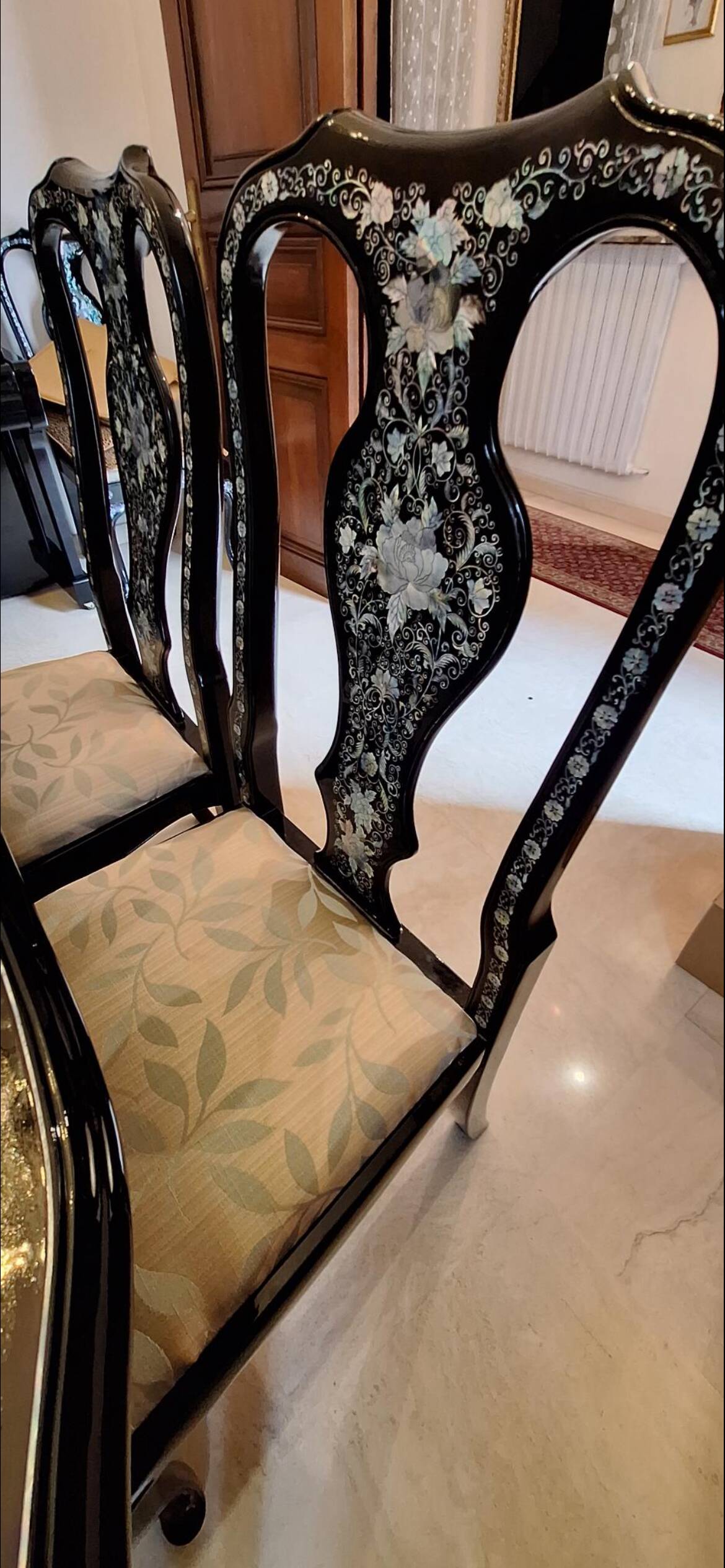 Tables coréenne laquée avec incrustations nacrées et 8 chaises