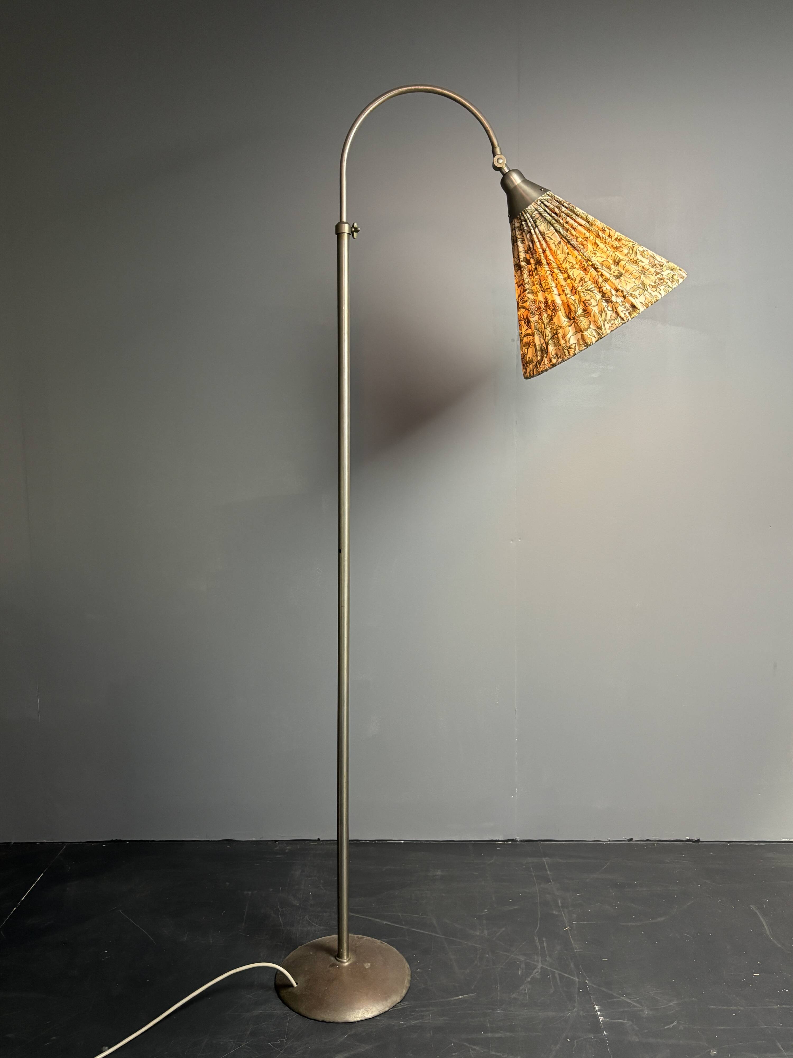 Dutch art deco modernist Bauhaus GISO 451 arc floor lamp W.H. Gispen, 1929