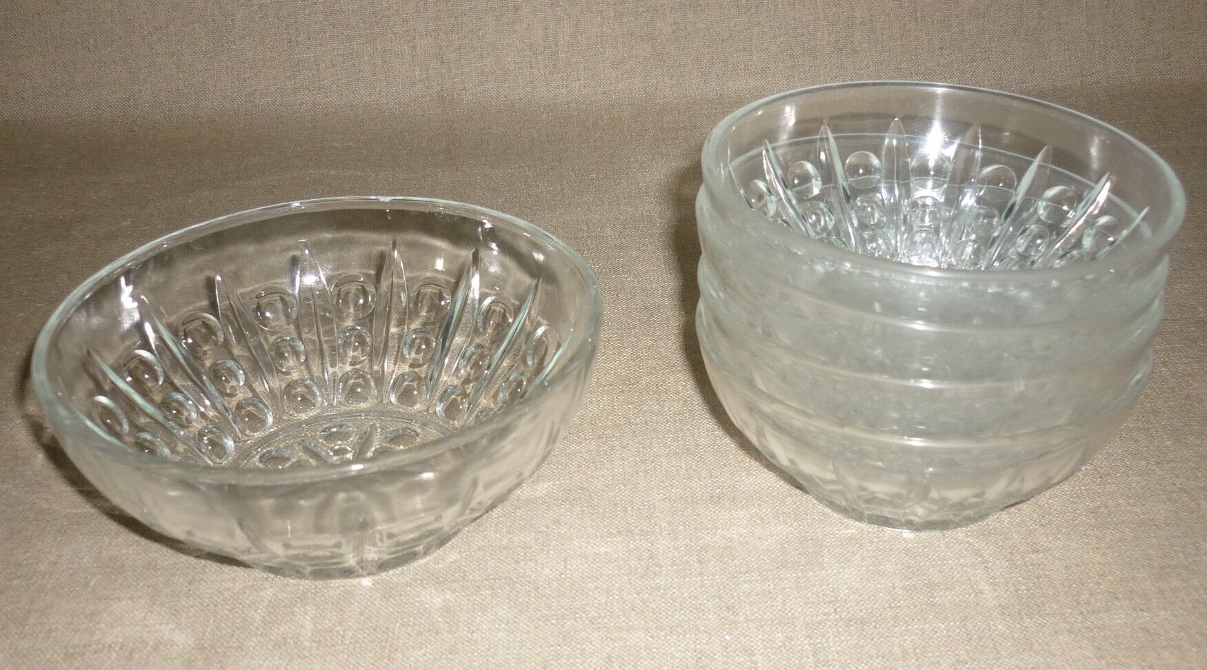 Lot salad bowl and 4 cups in pressed molded glass