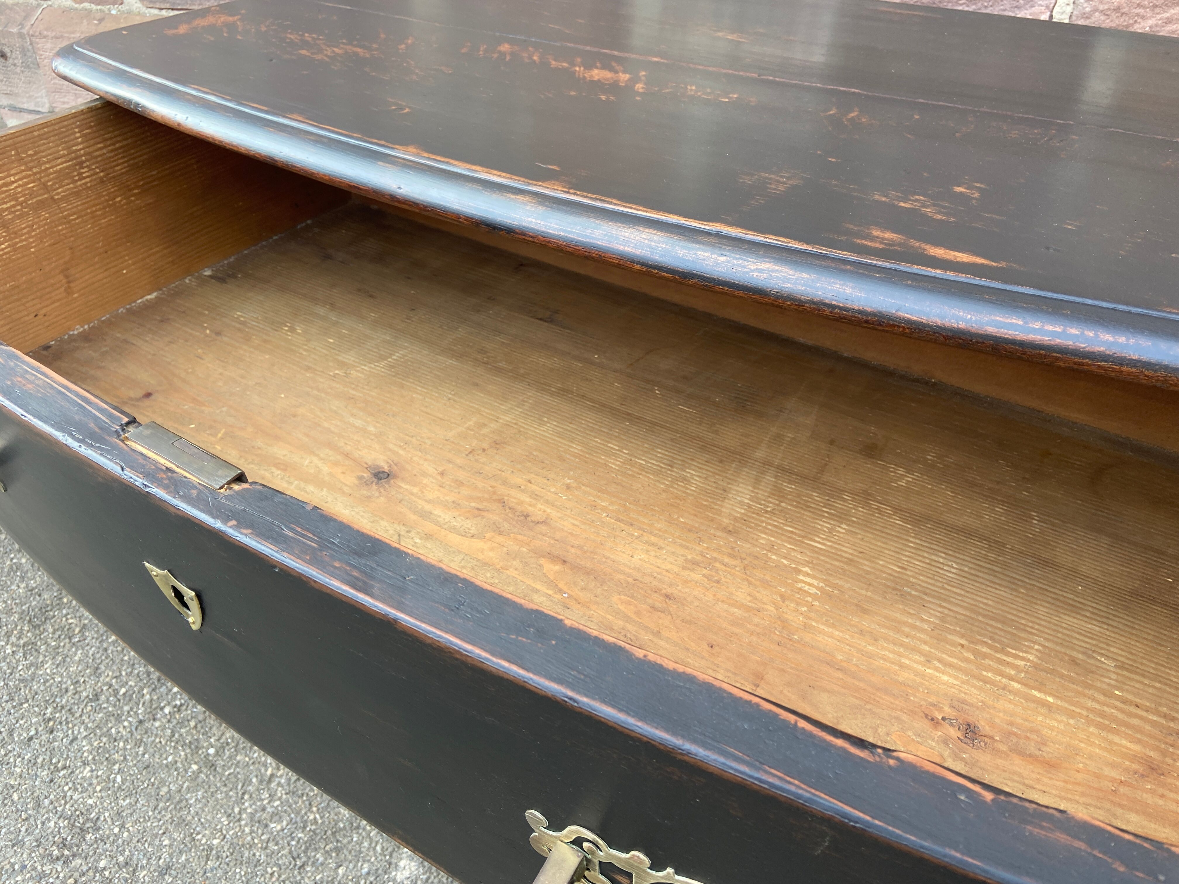 Alsatian curved chest of drawers XVIIIth patinated