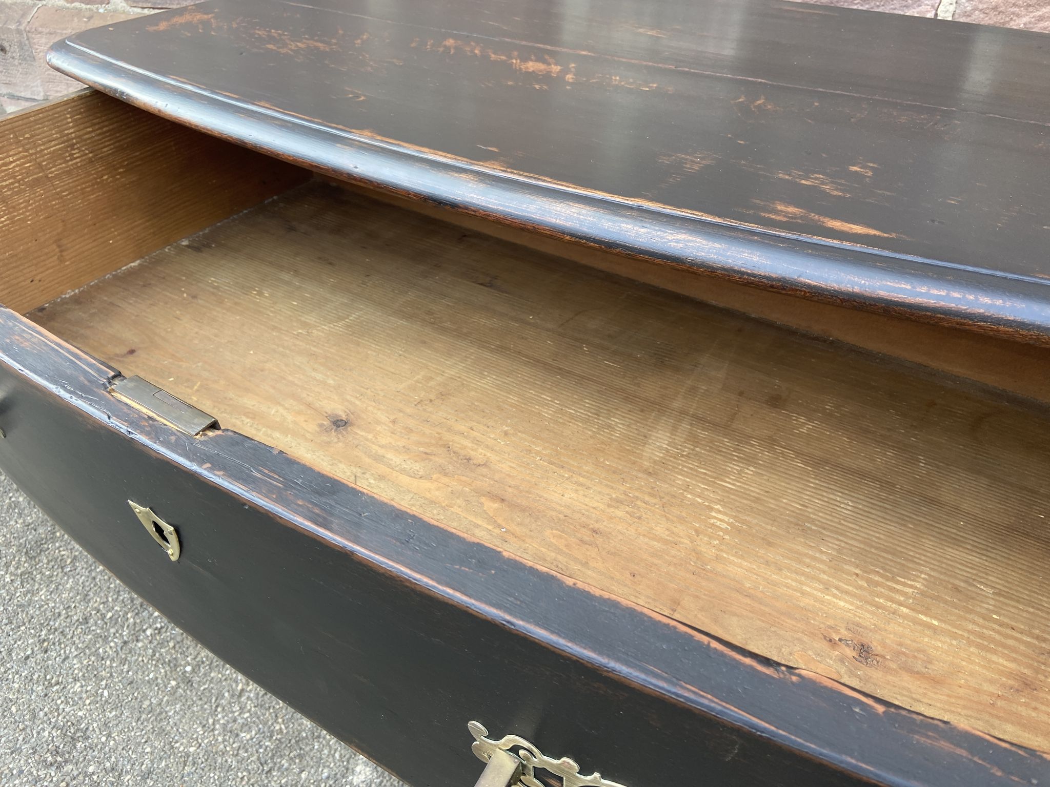 Alsatian curved chest of drawers XVIIIth patinated