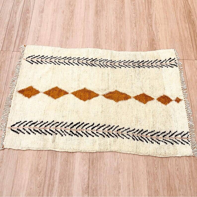 Handmade beige Moroccan rug in wool: Berber geometric rug 150/250.