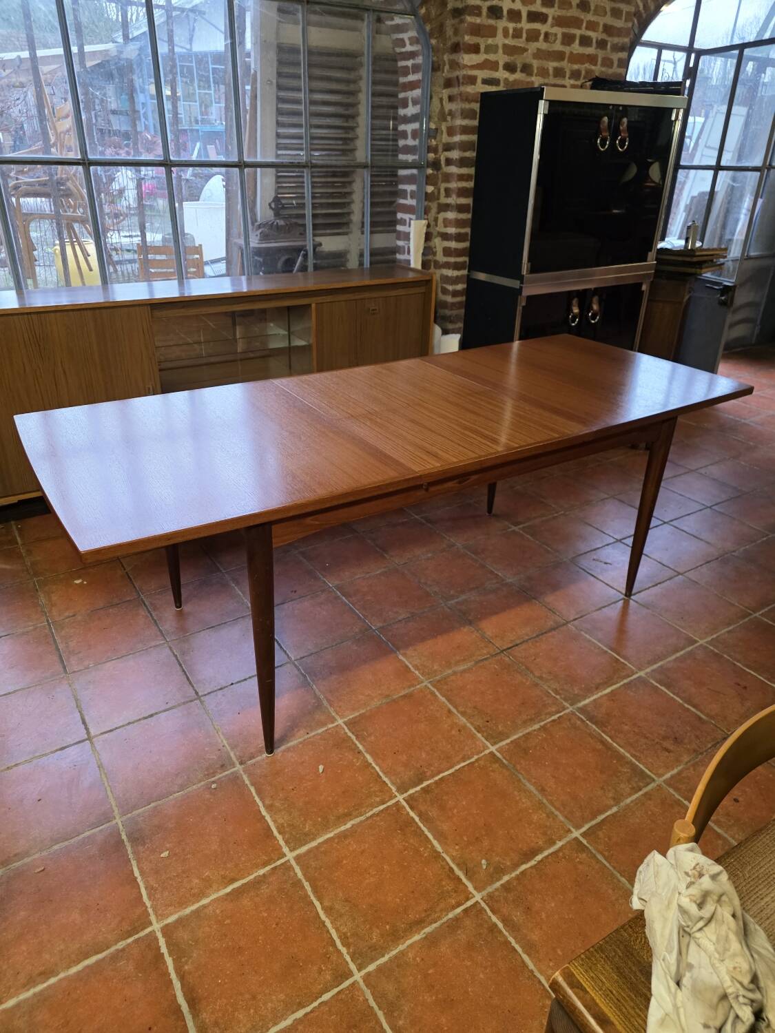 Table scandinave galbée extensible papillon en teck années 60