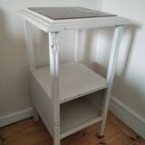 Table de nuit blanche avec dessus marbre rouge