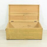 Malle en bois massif antique