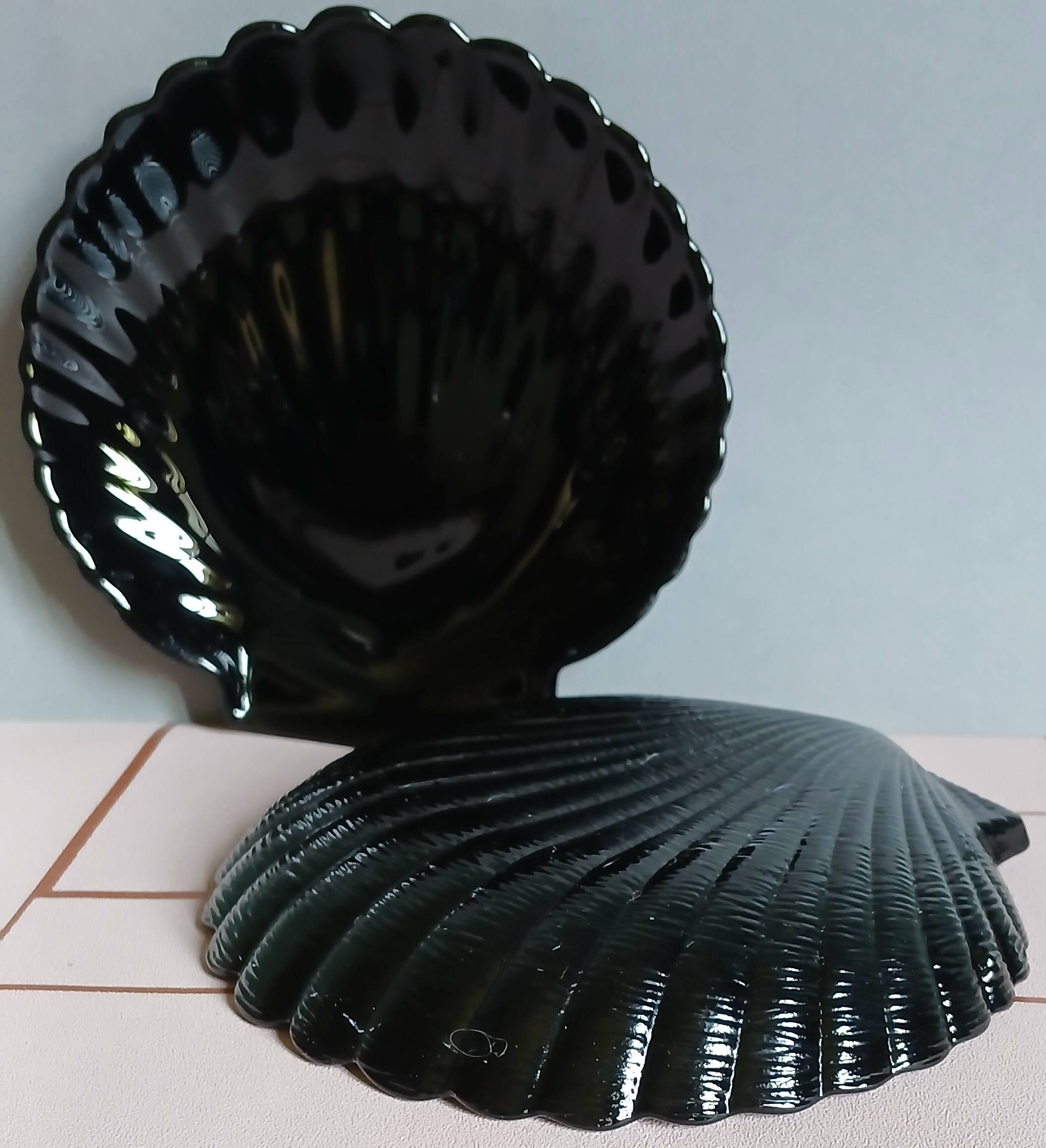 2 black opaline moulded glass shell-shaped bowls, circa 1980.