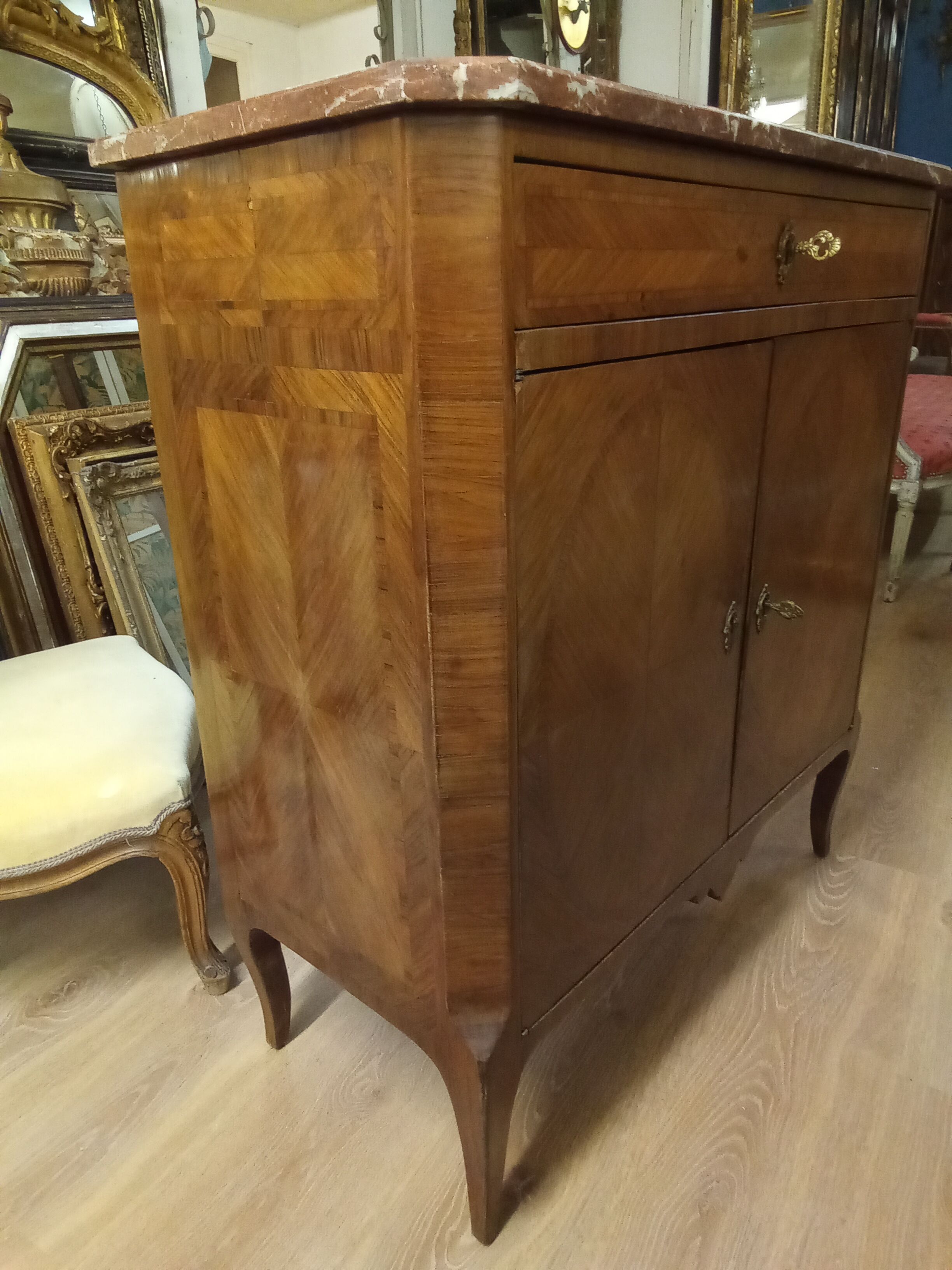 Commodity in rosewood veneer