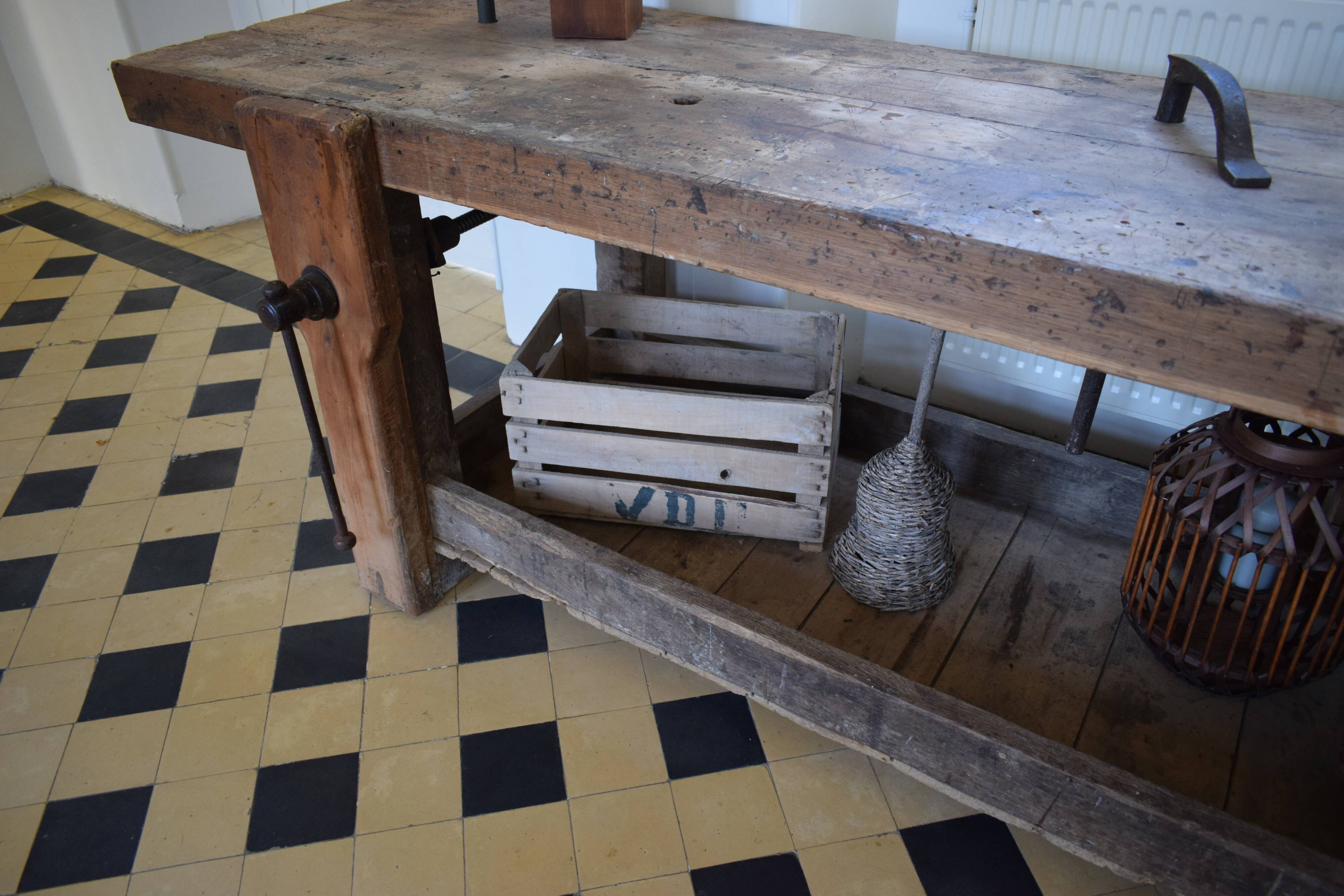 Carpenter's establishment 3 meters