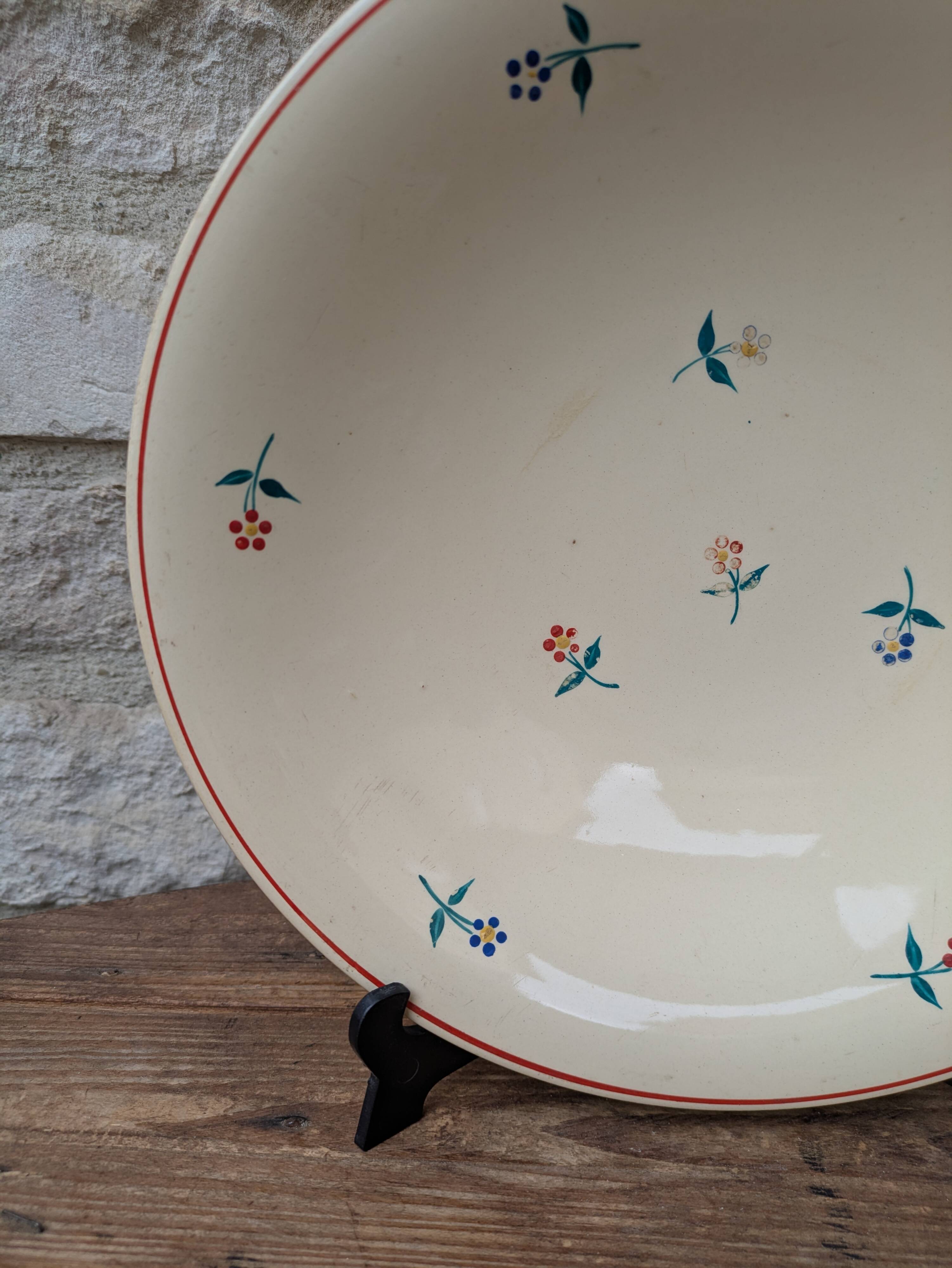 Round serving dish Moulin des Loups Orchies with small flower decoration 25.5cm