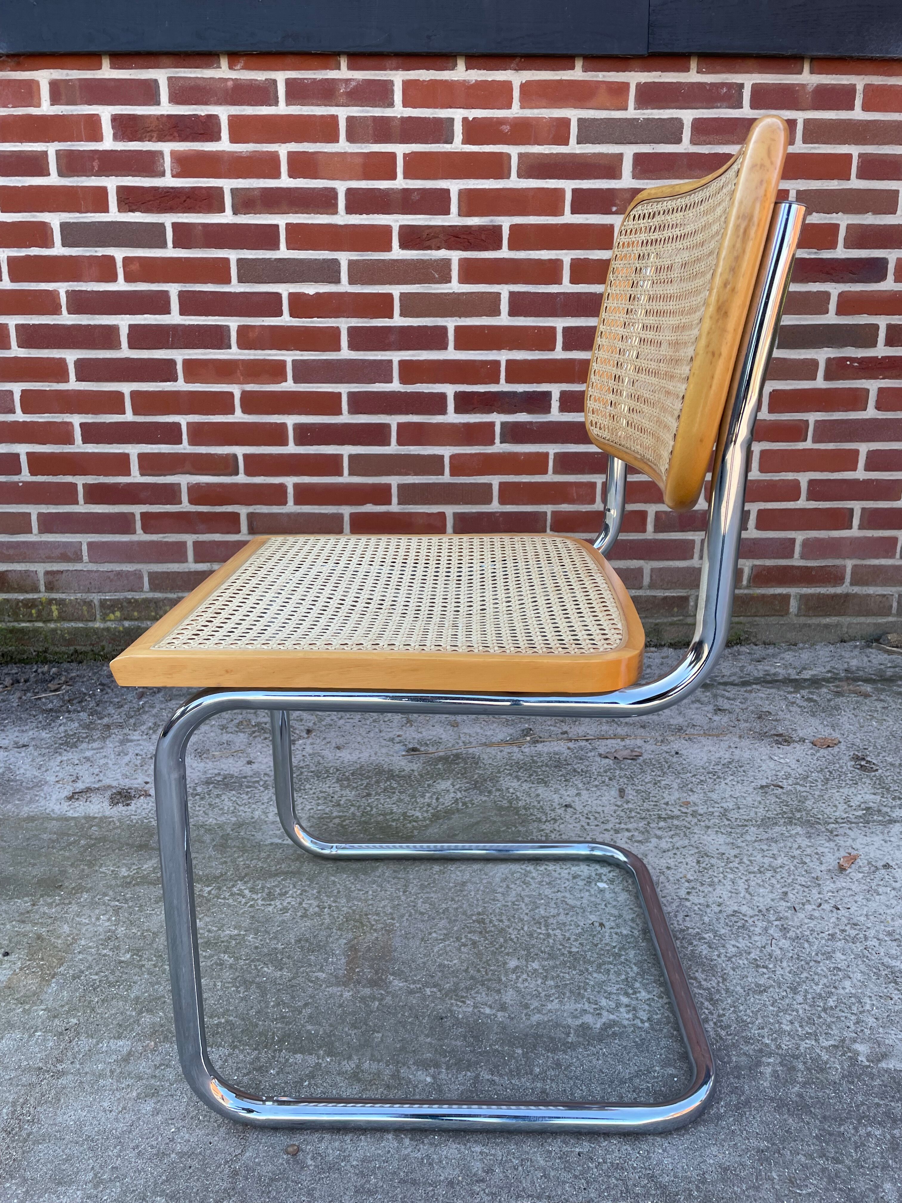 Chaise design Cesca modèle b32 en chrome