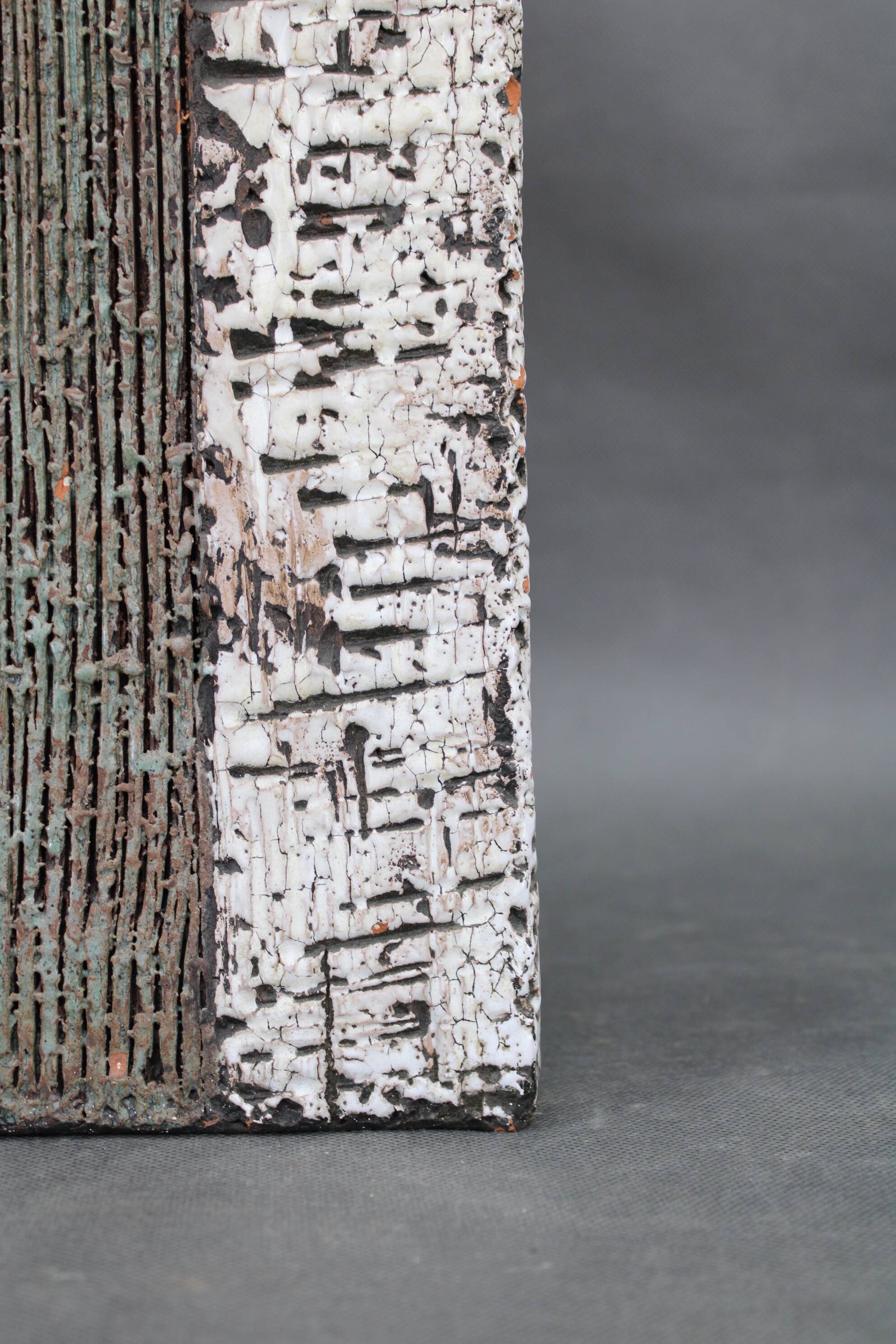 Vase en céramique brutaliste européen des années 1970 – forme haute et texturée, typique du style moderne du milieu du siècle.