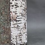 Vase en céramique brutaliste européen des années 1970 – forme haute et texturée, typique du style moderne du milieu du siècle.