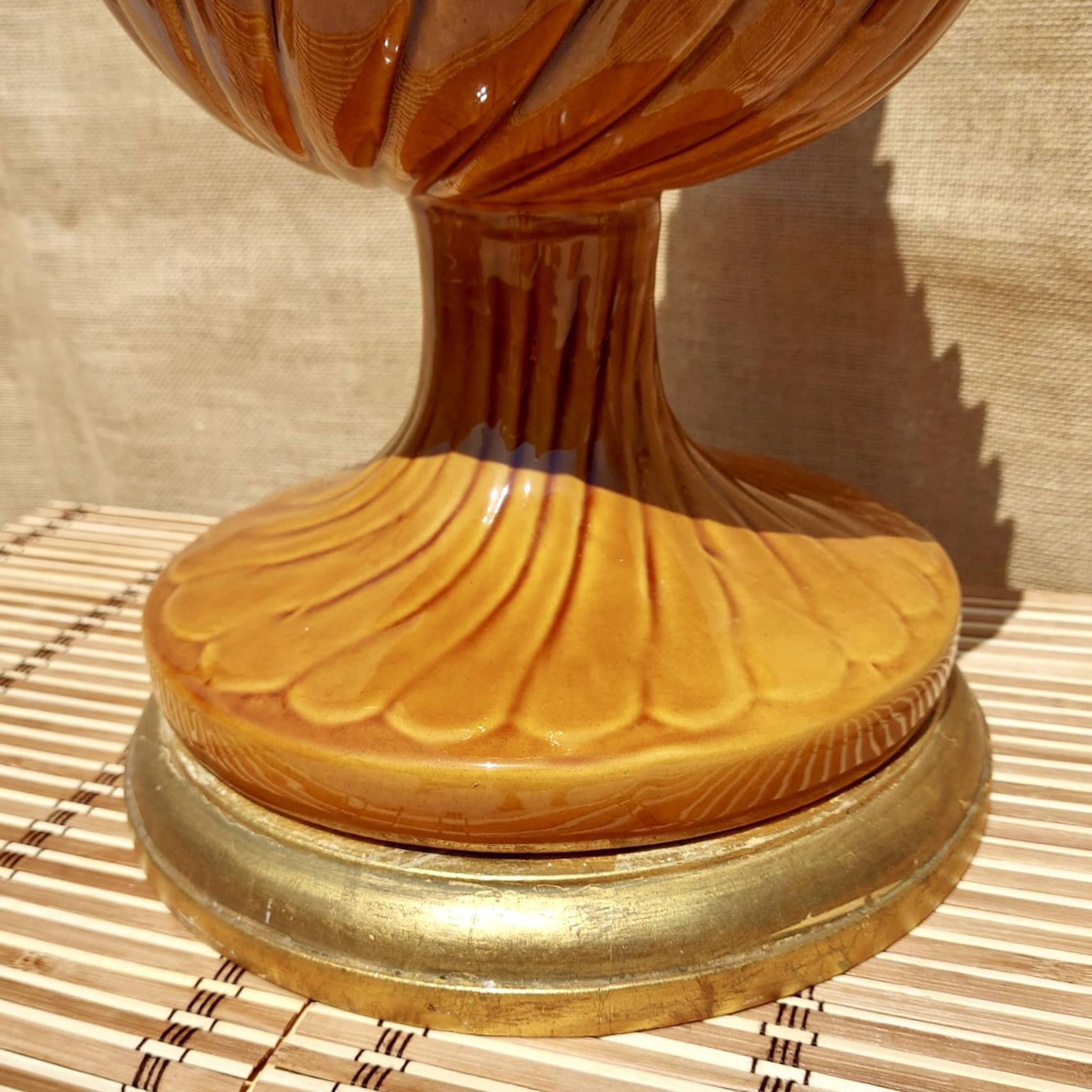 Lampe vintage en céramique émaillée ocre, décor végétal et floral