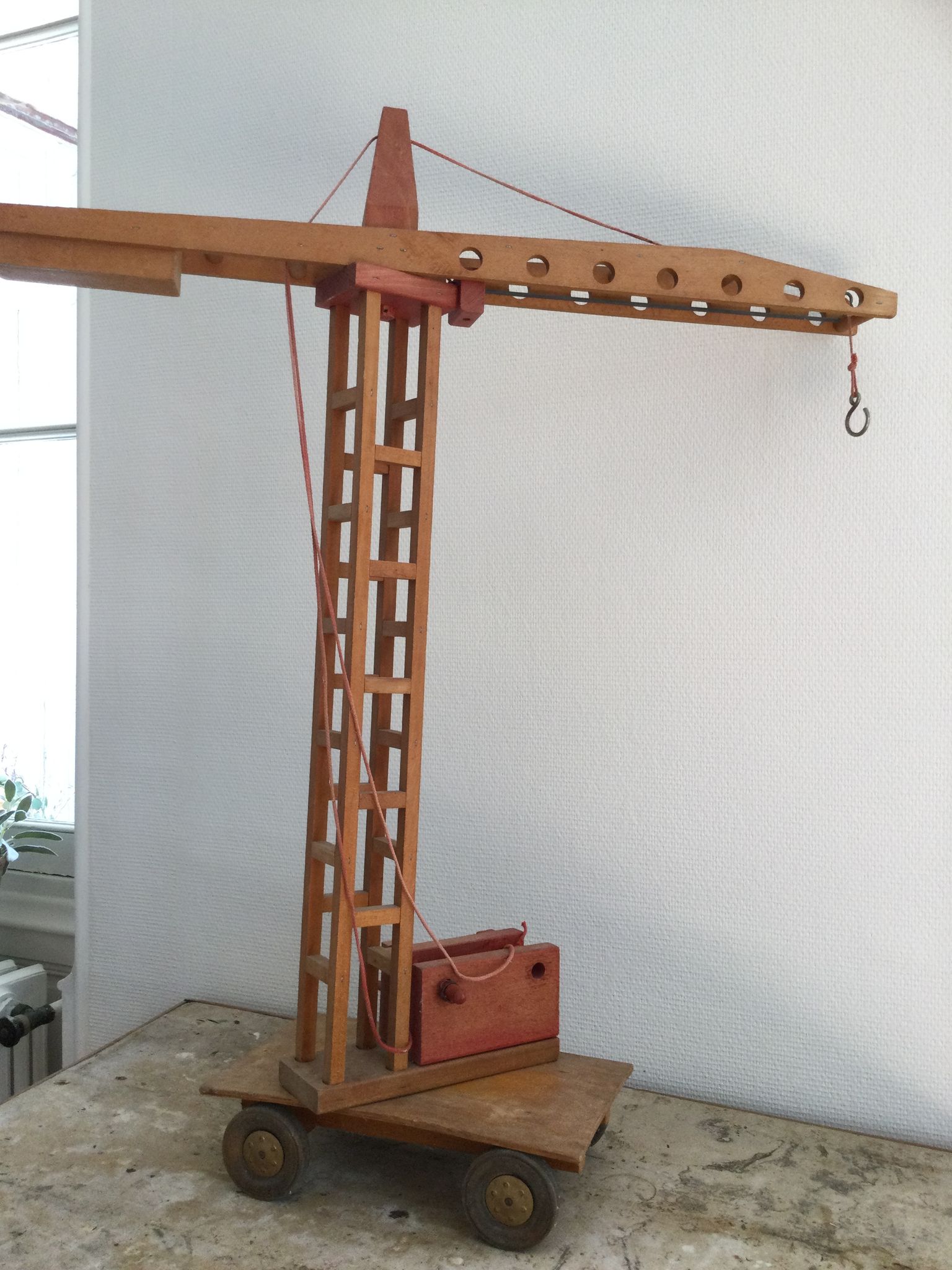 Ancienne grue en bois Dejou