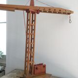 Ancienne grue en bois Dejou