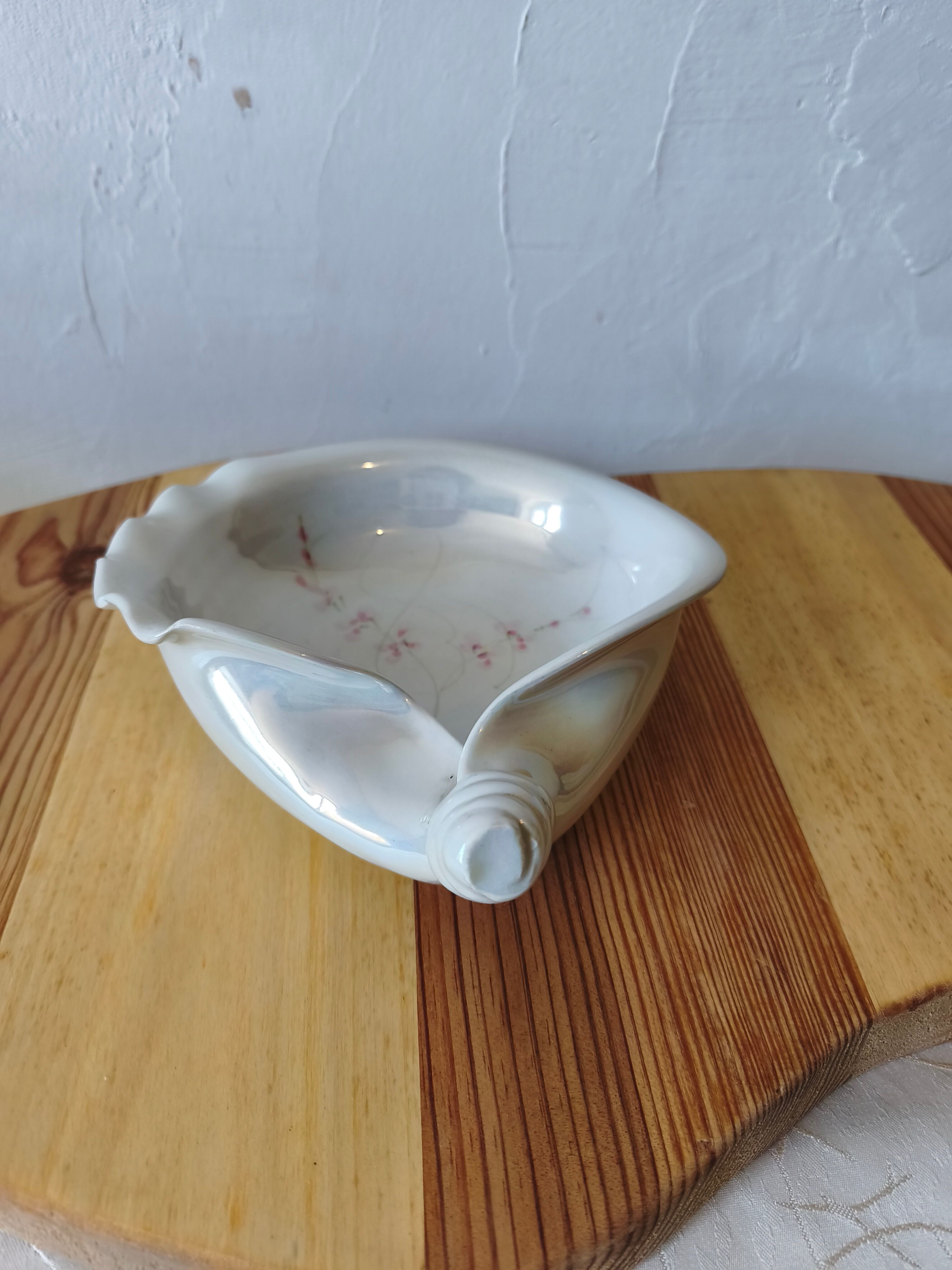 Vide poche coquille en porcelaine irisée
