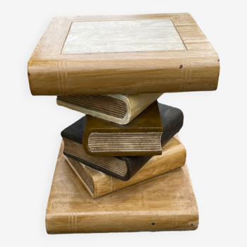 Table livres empilés en bois