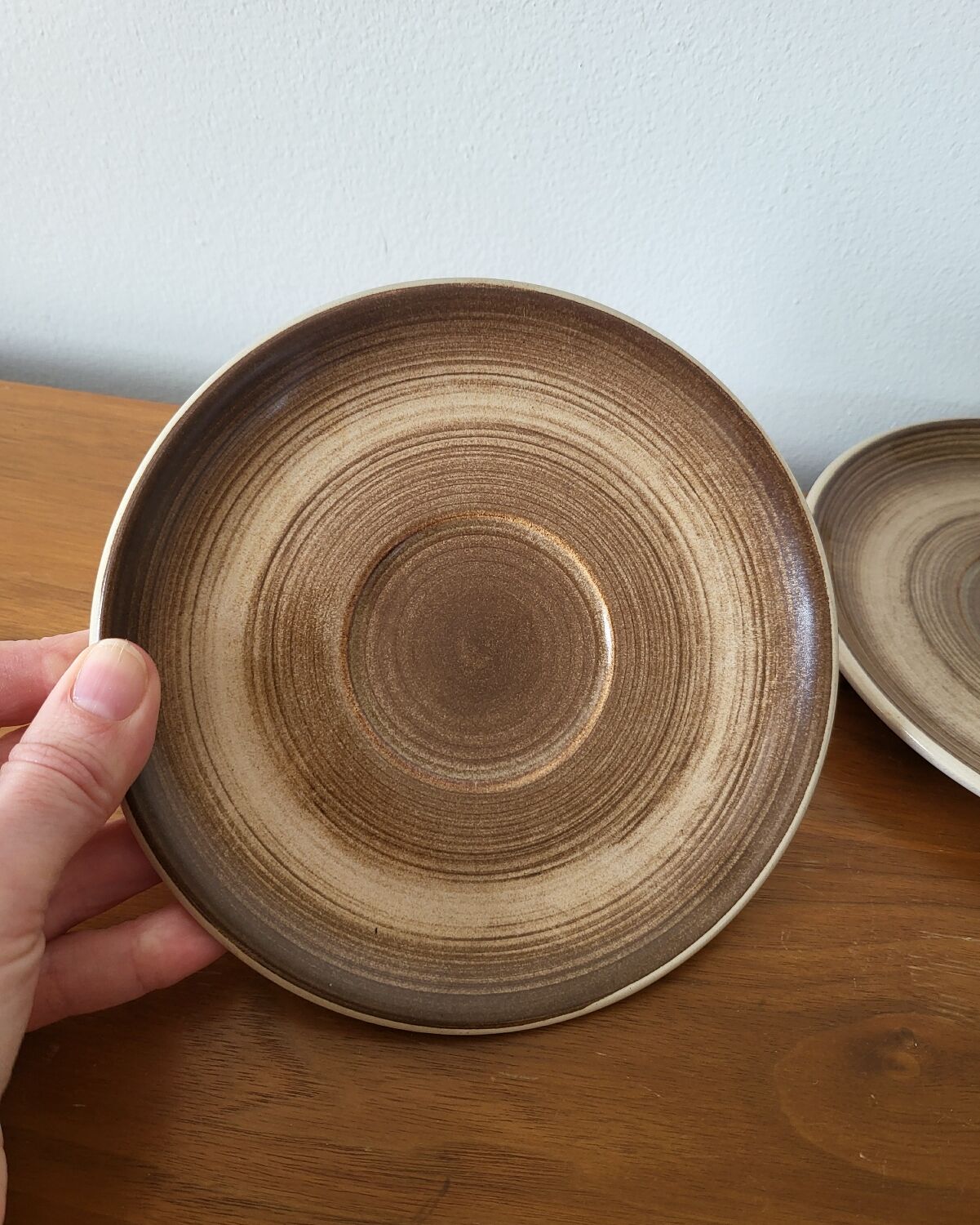 Ensemble de 2 grandes tasses et sous-tasse en grès Longchamp
