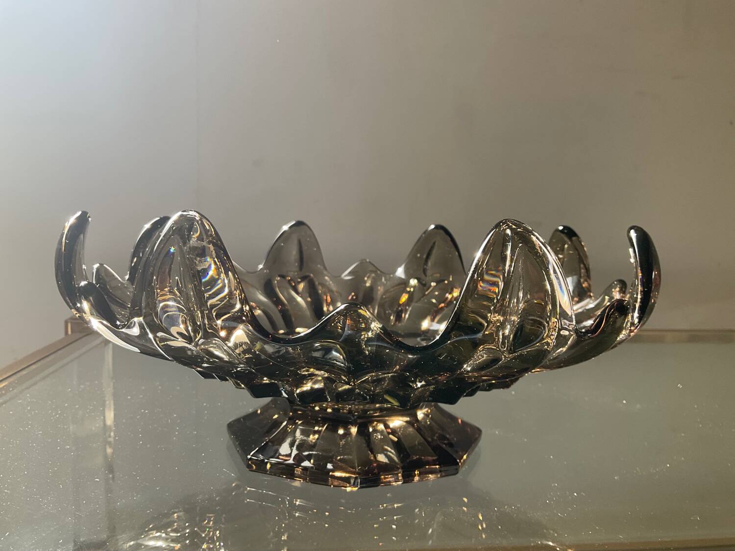 Vintage empty pocket cup in smoked glass paste