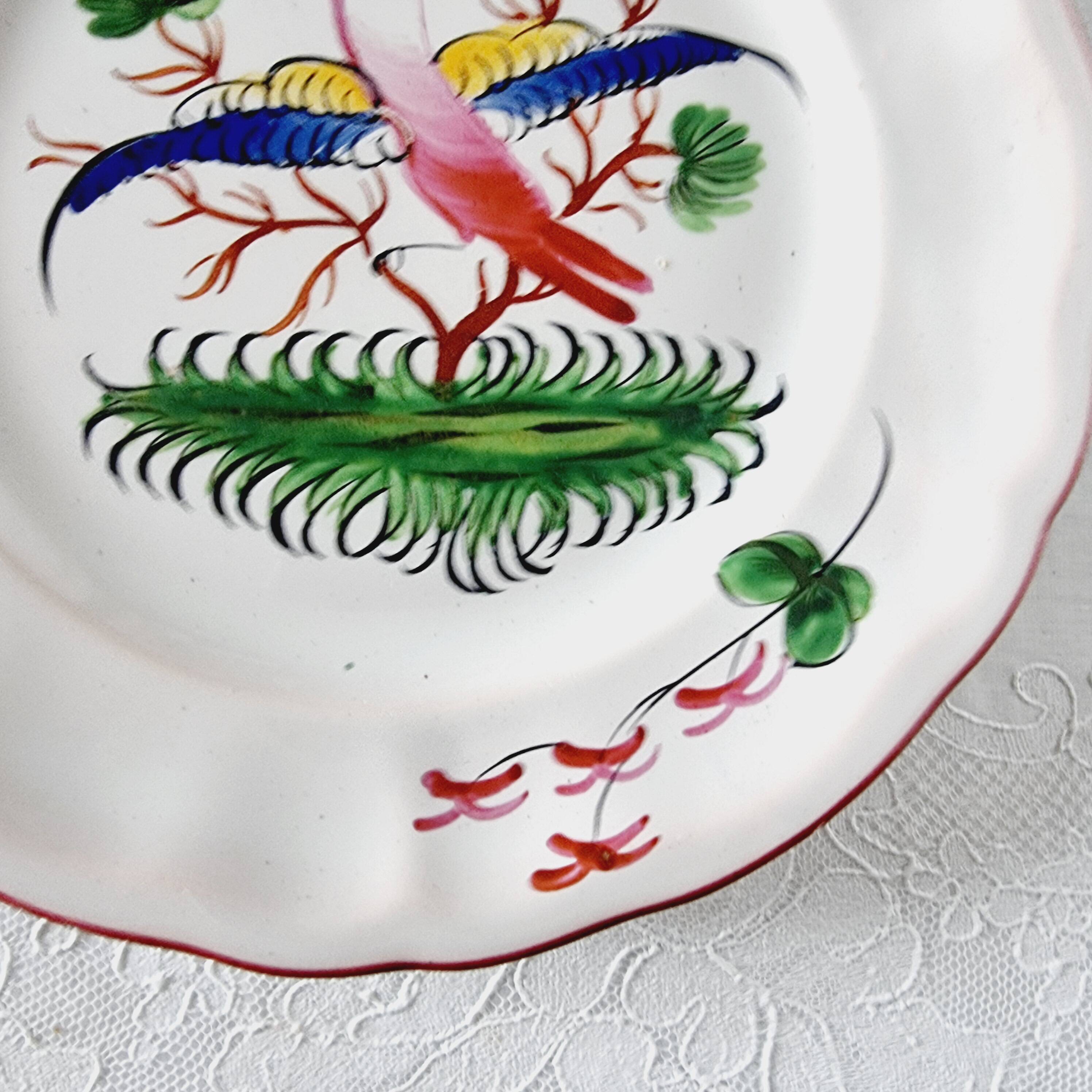 Assiette antique réalisée et peinte à la main du 18ème siècle