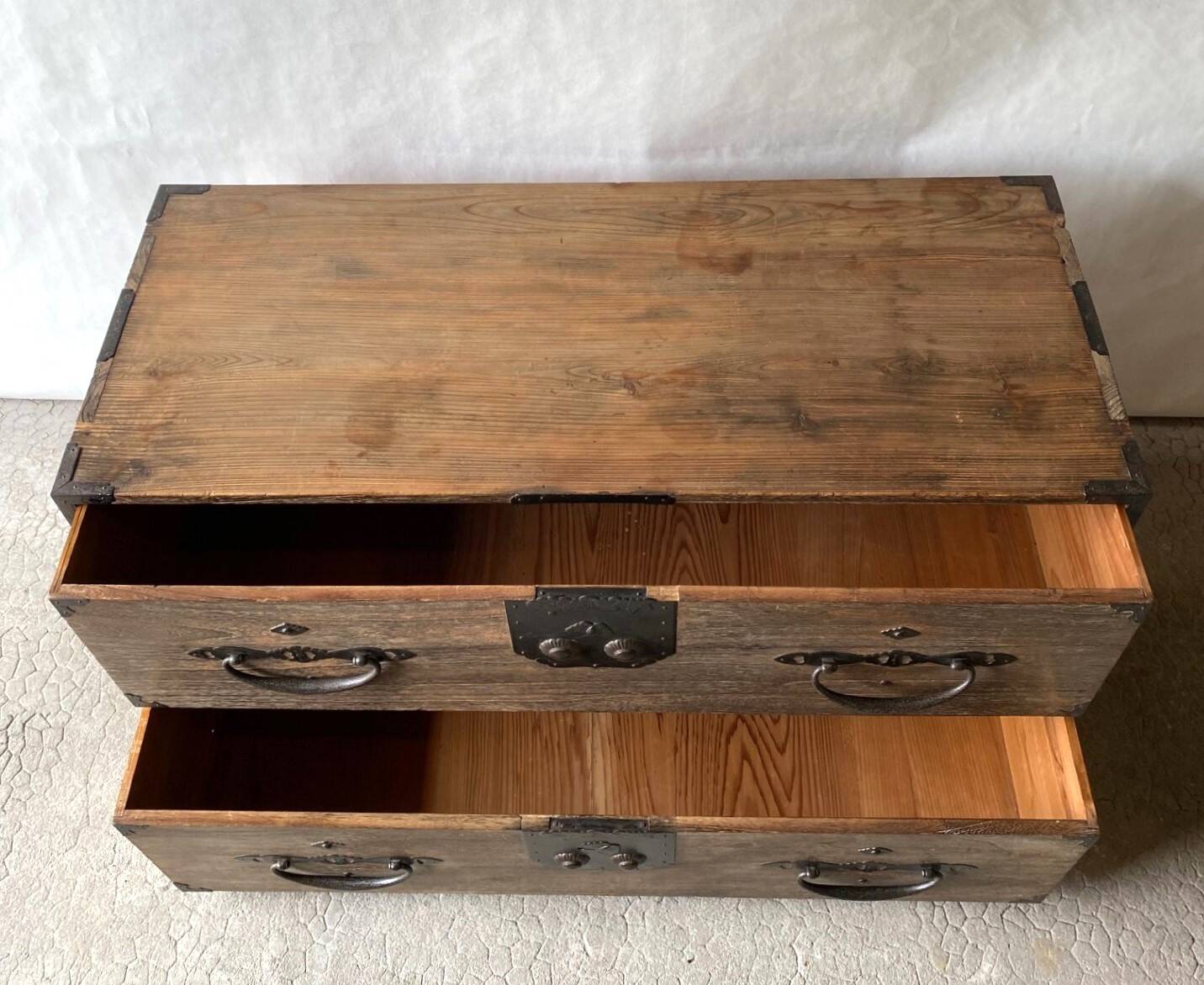 Japanese chest of drawers (tansu)