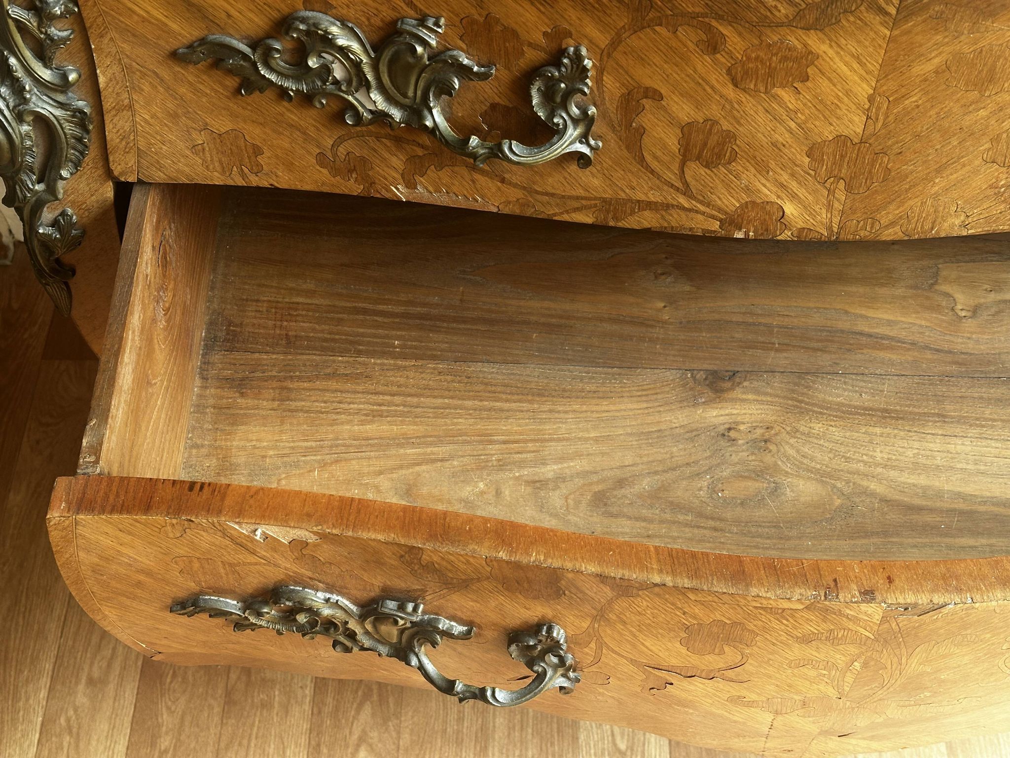 Commode galbée marquetée style Louis XV – plateau marbre- 19 e siècle