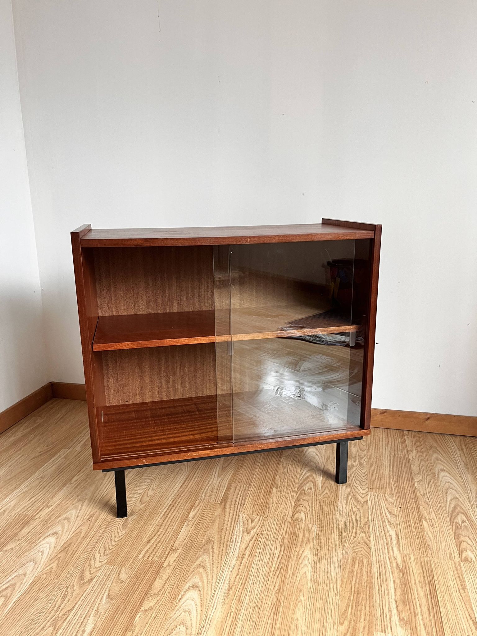 Meuble vitrine moderniste