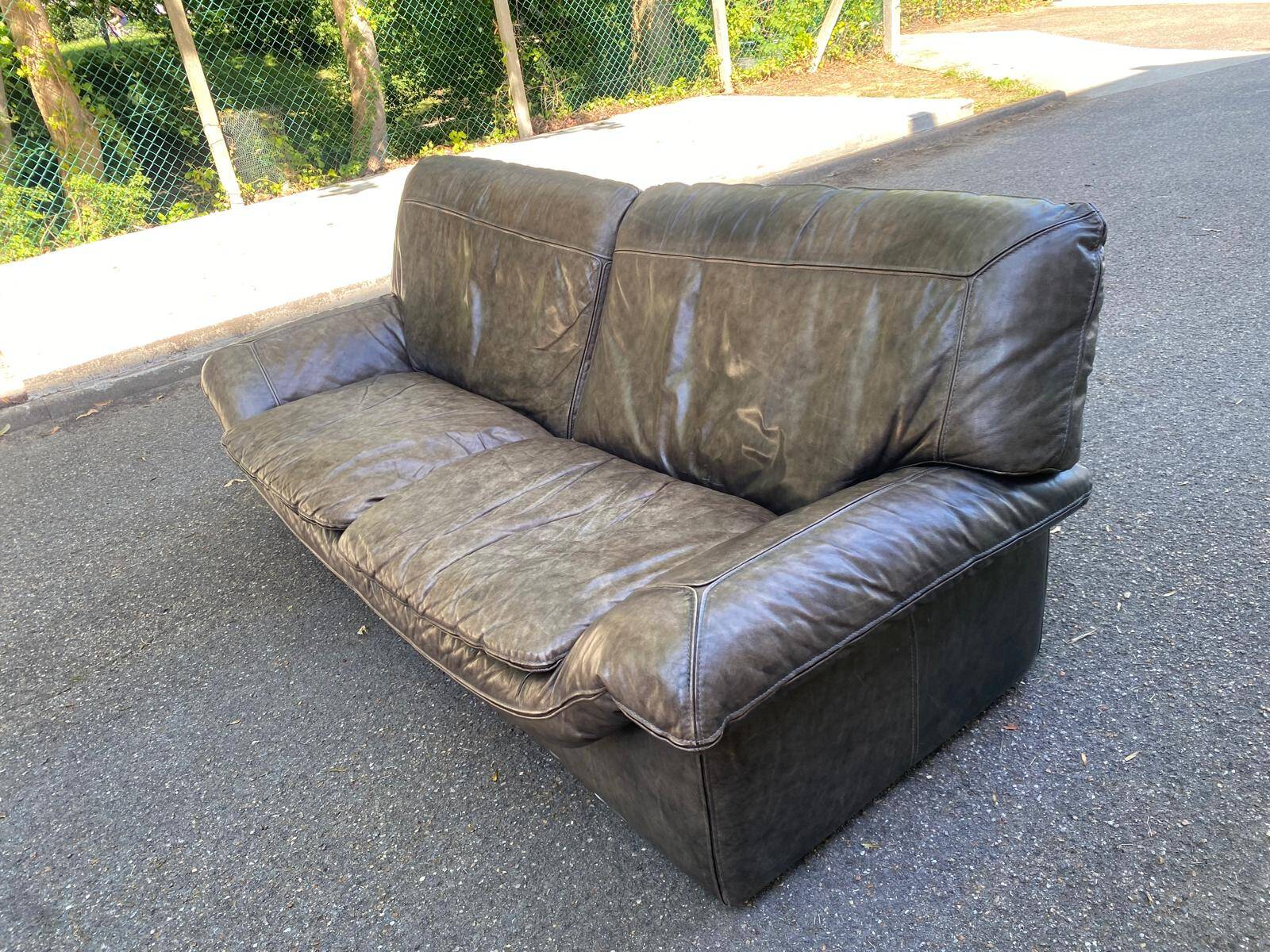 2 or 3-seater Roche Bobois sofa in genuine brown-grey leather.