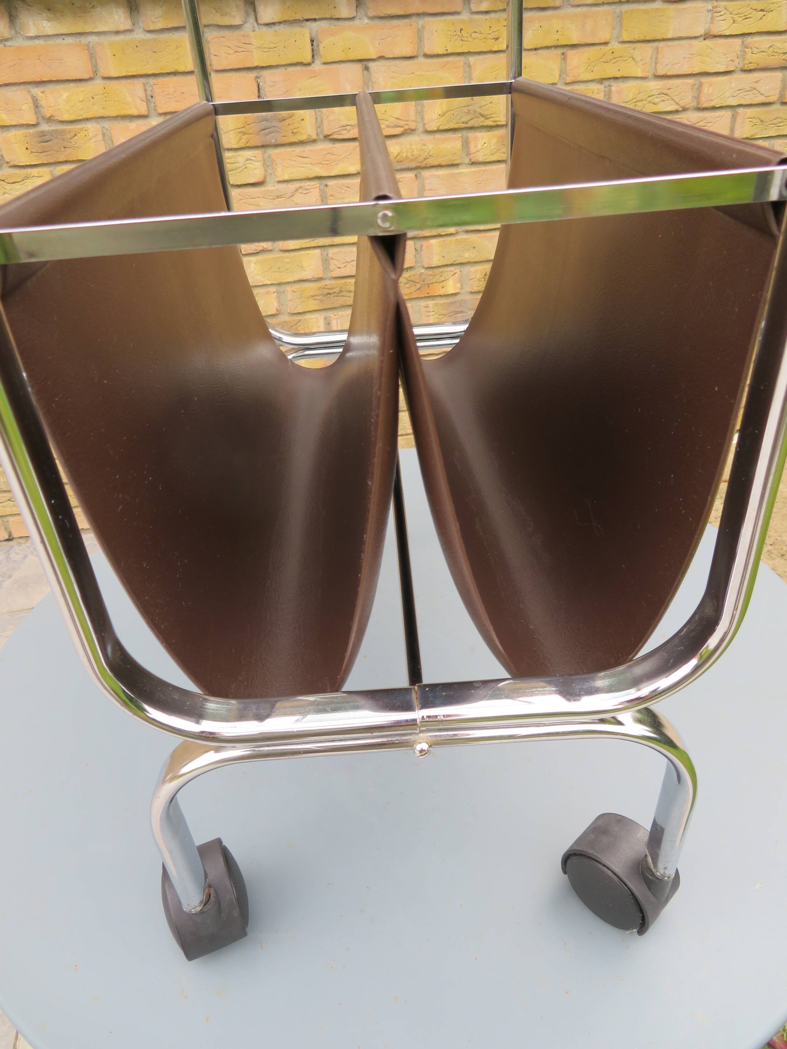 Porte-revue chrome et cuir avec tablette en verre
