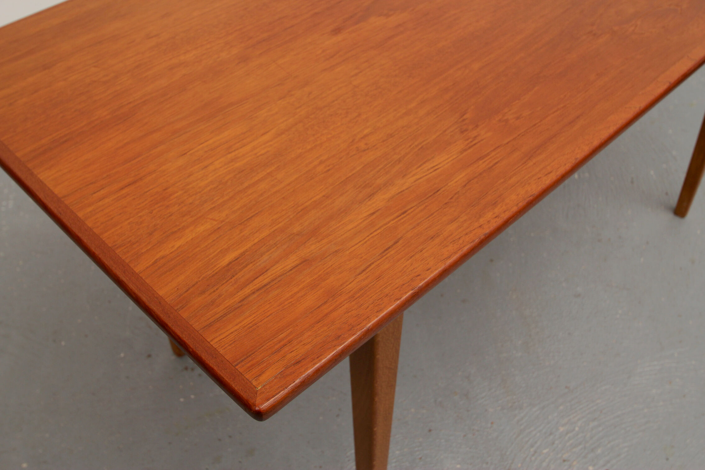 Table basse des années 1950 en teck