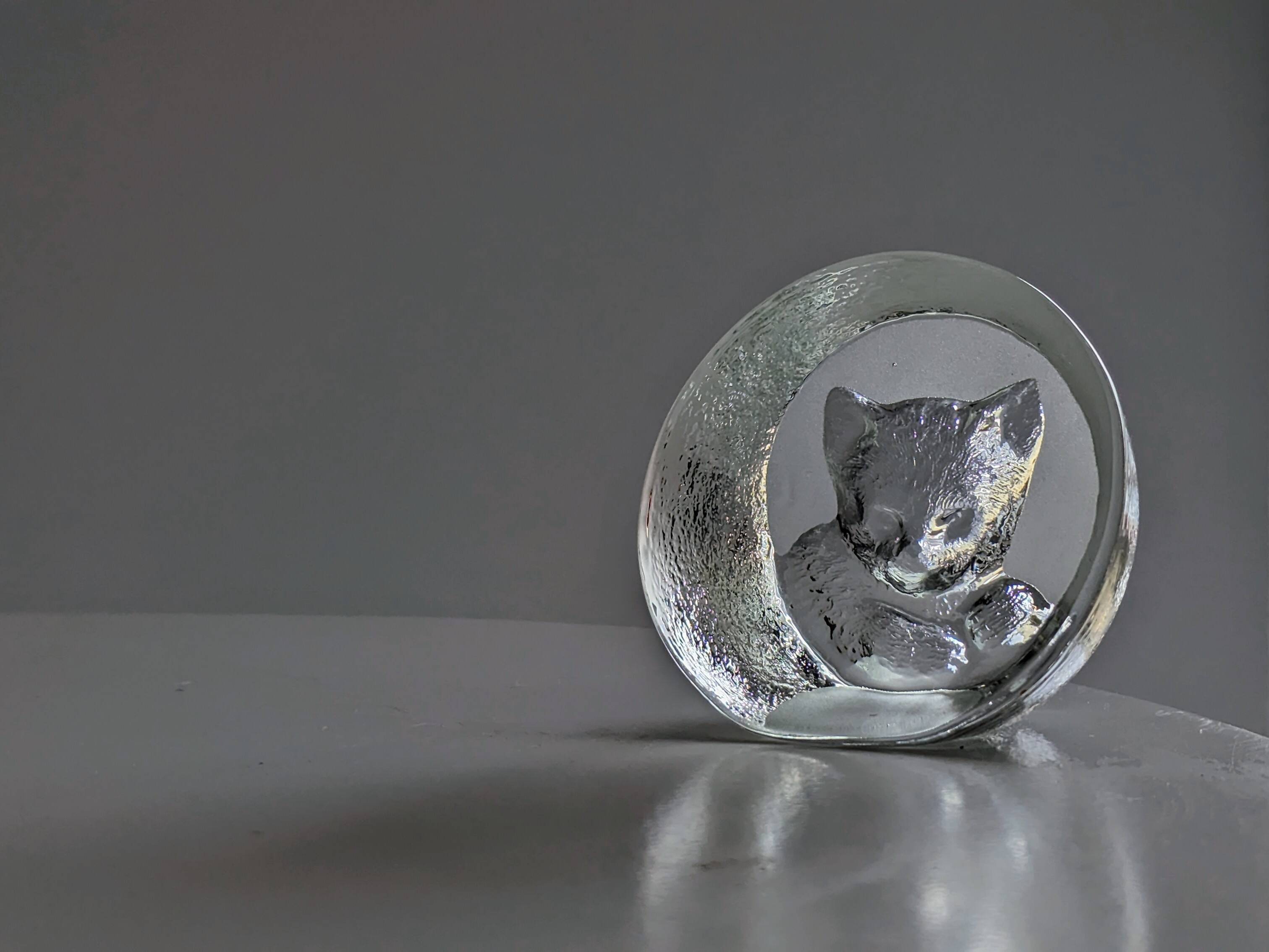 Crystal paperweight - cat face - Mats Jonasson - Målerås Glasbruk - Sweden