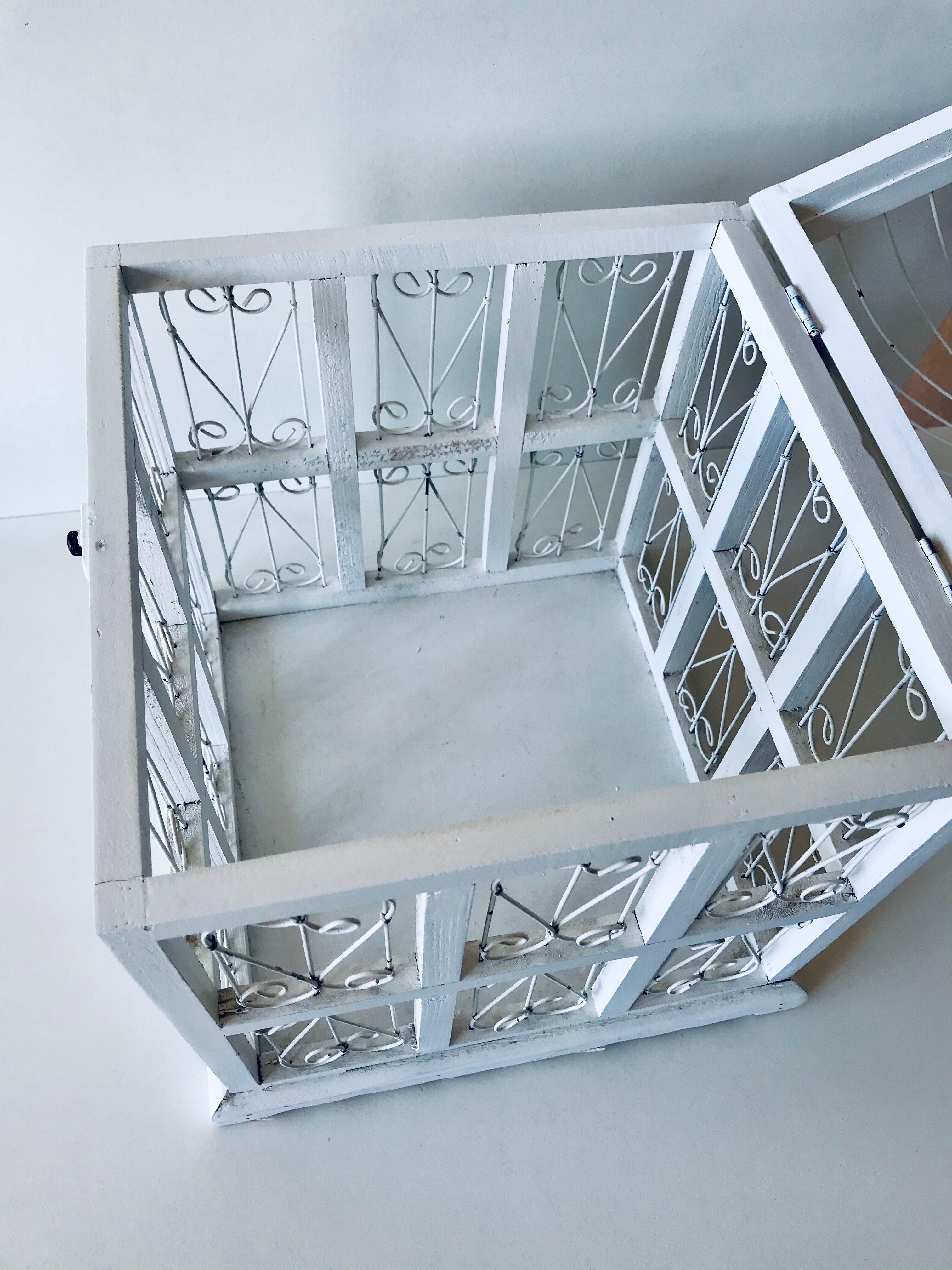 Cage à oiseaux blanche