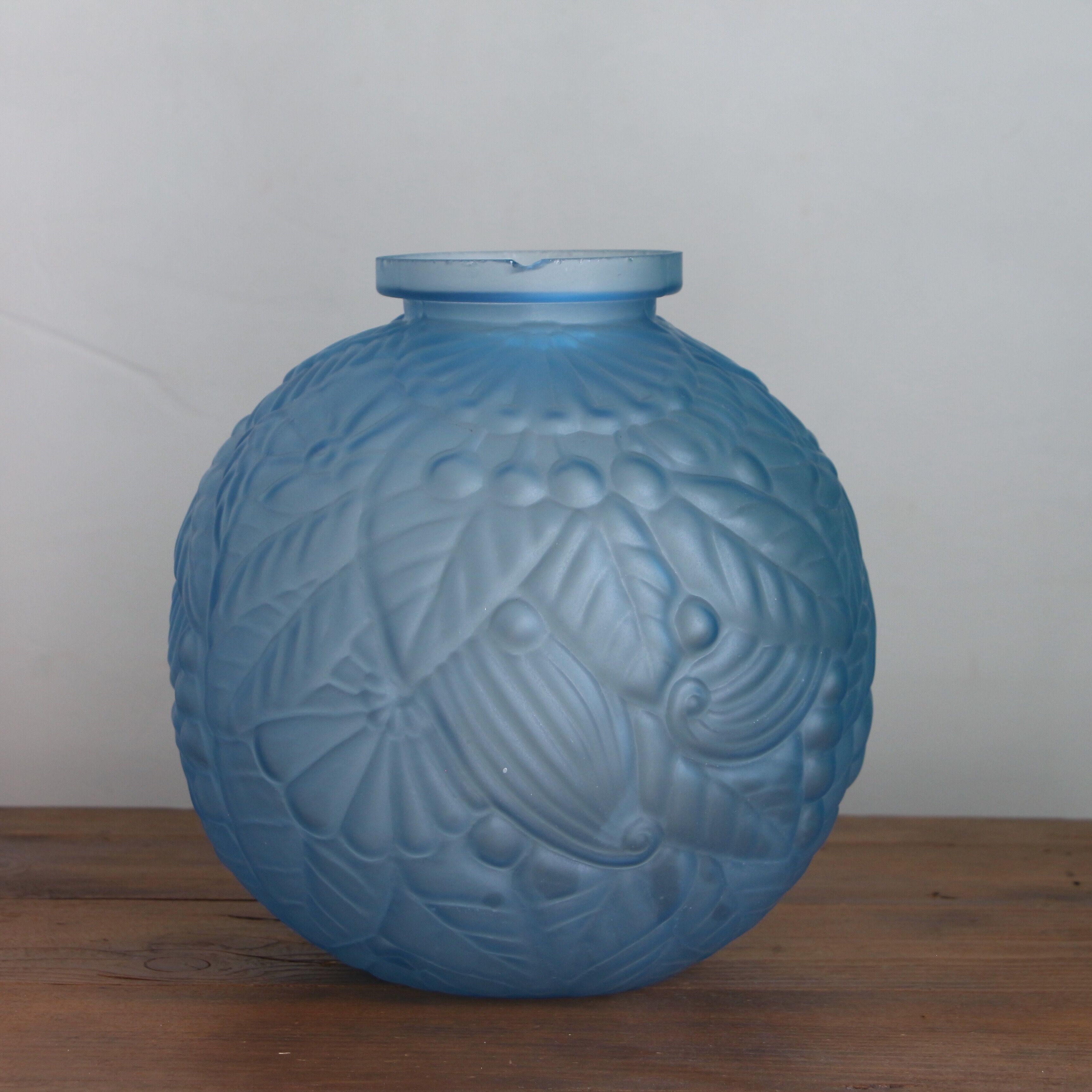 Vase ball art deco in blue glass