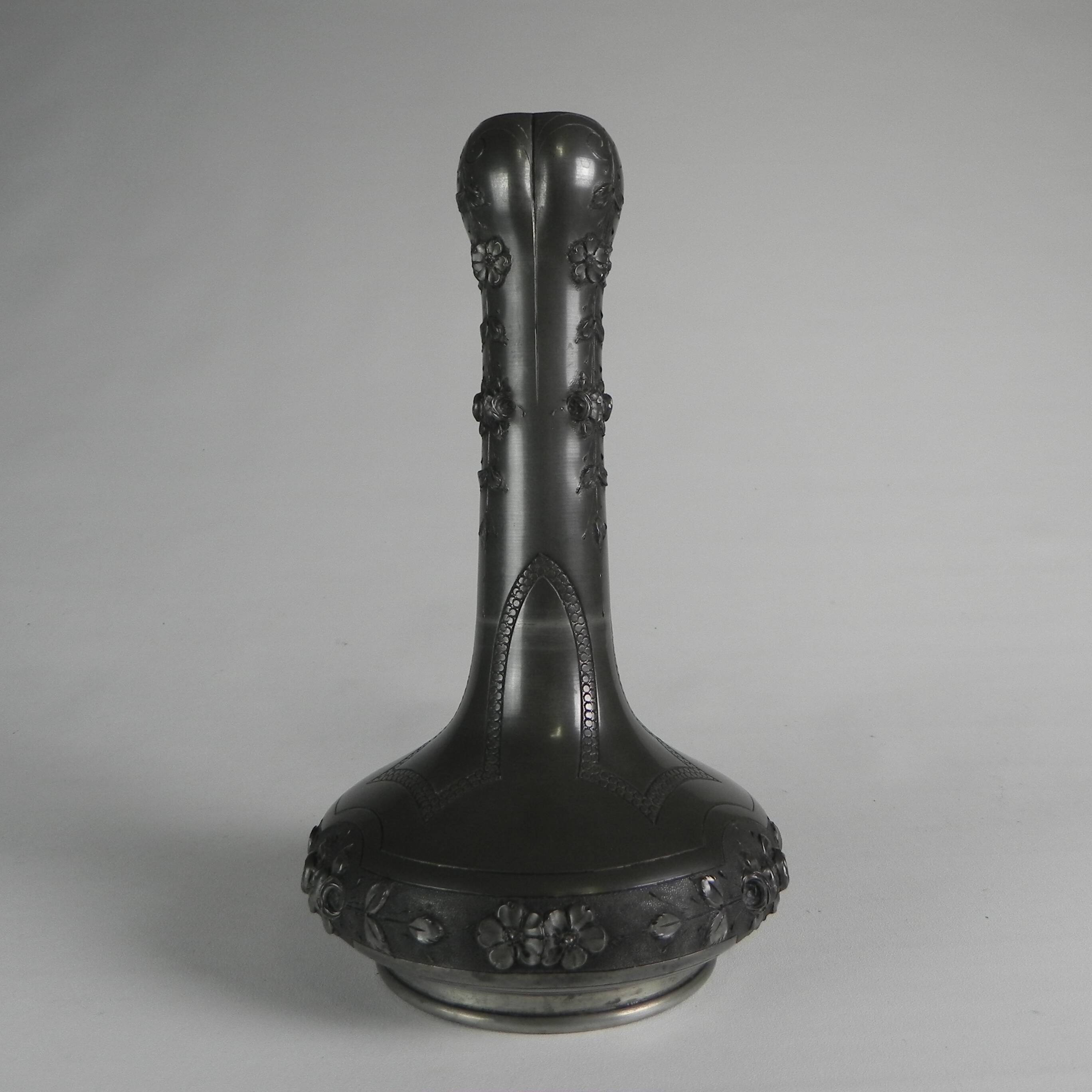 Art Nouveau vase in pewter signed Pechez, early 20th century.
