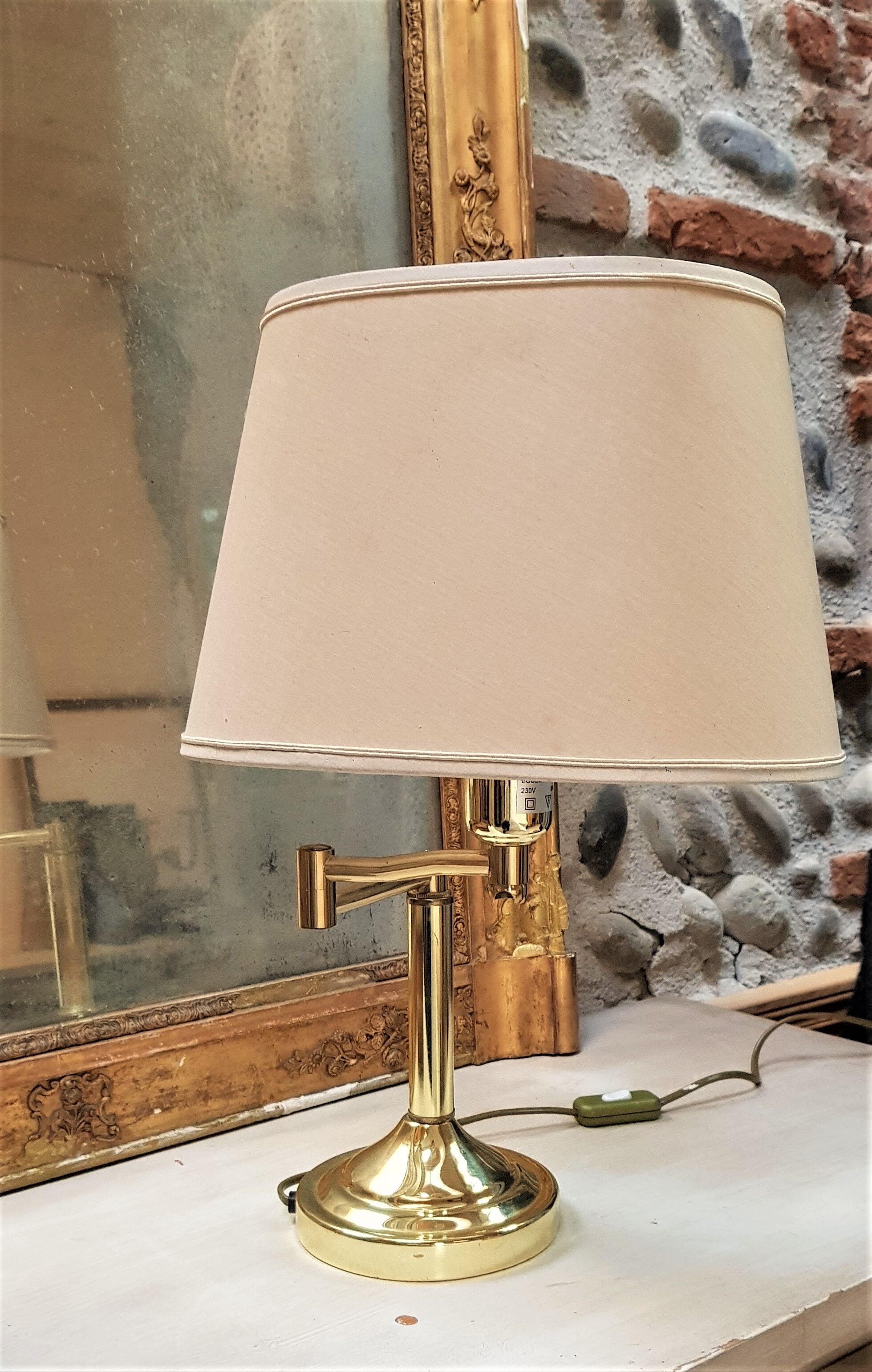 Articulated table lamp reading