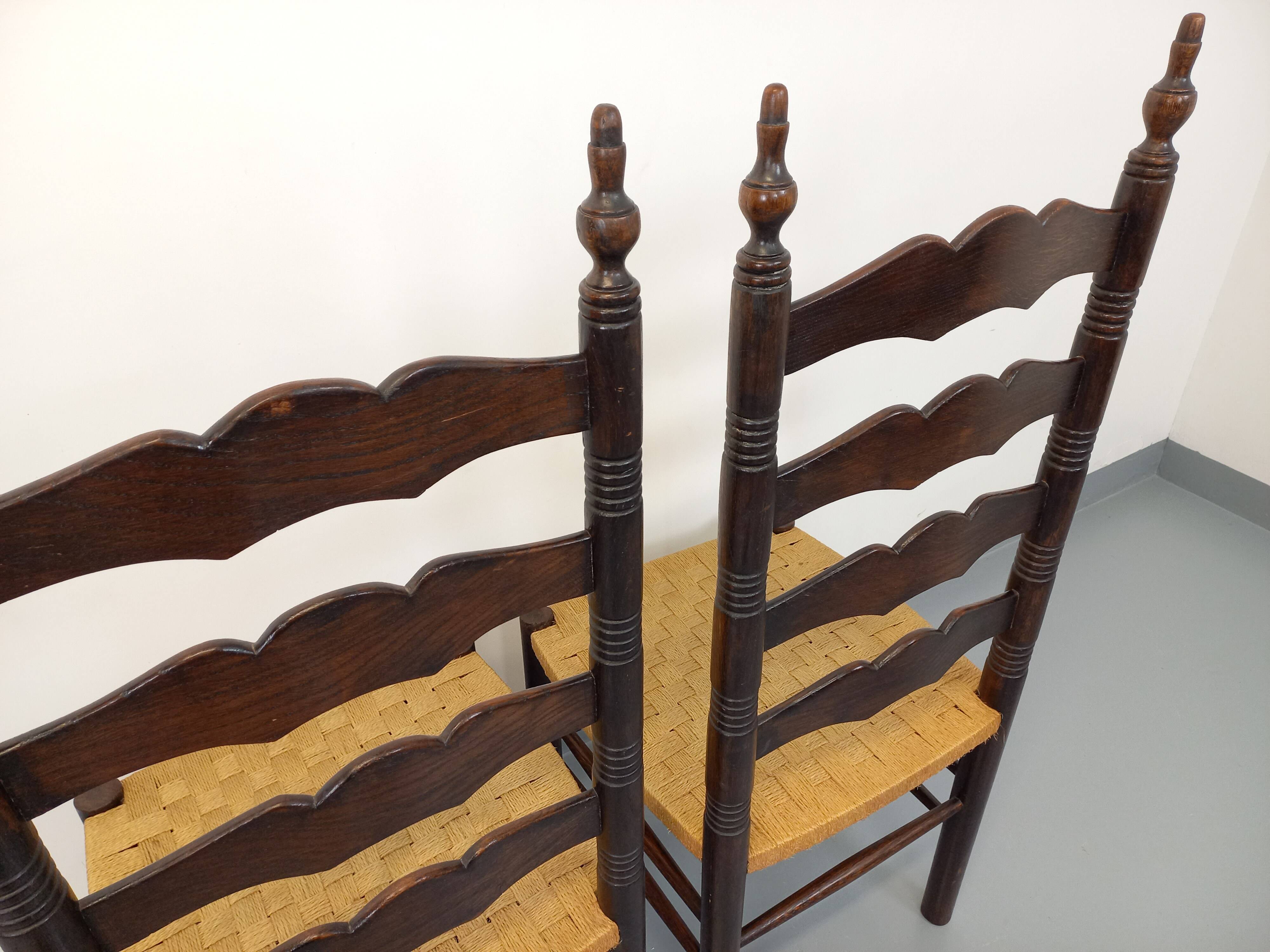 Pair of vintage Arts & Crafts chairs in the style of Antonio Calligaris in oak wood and rope from the 1970s.