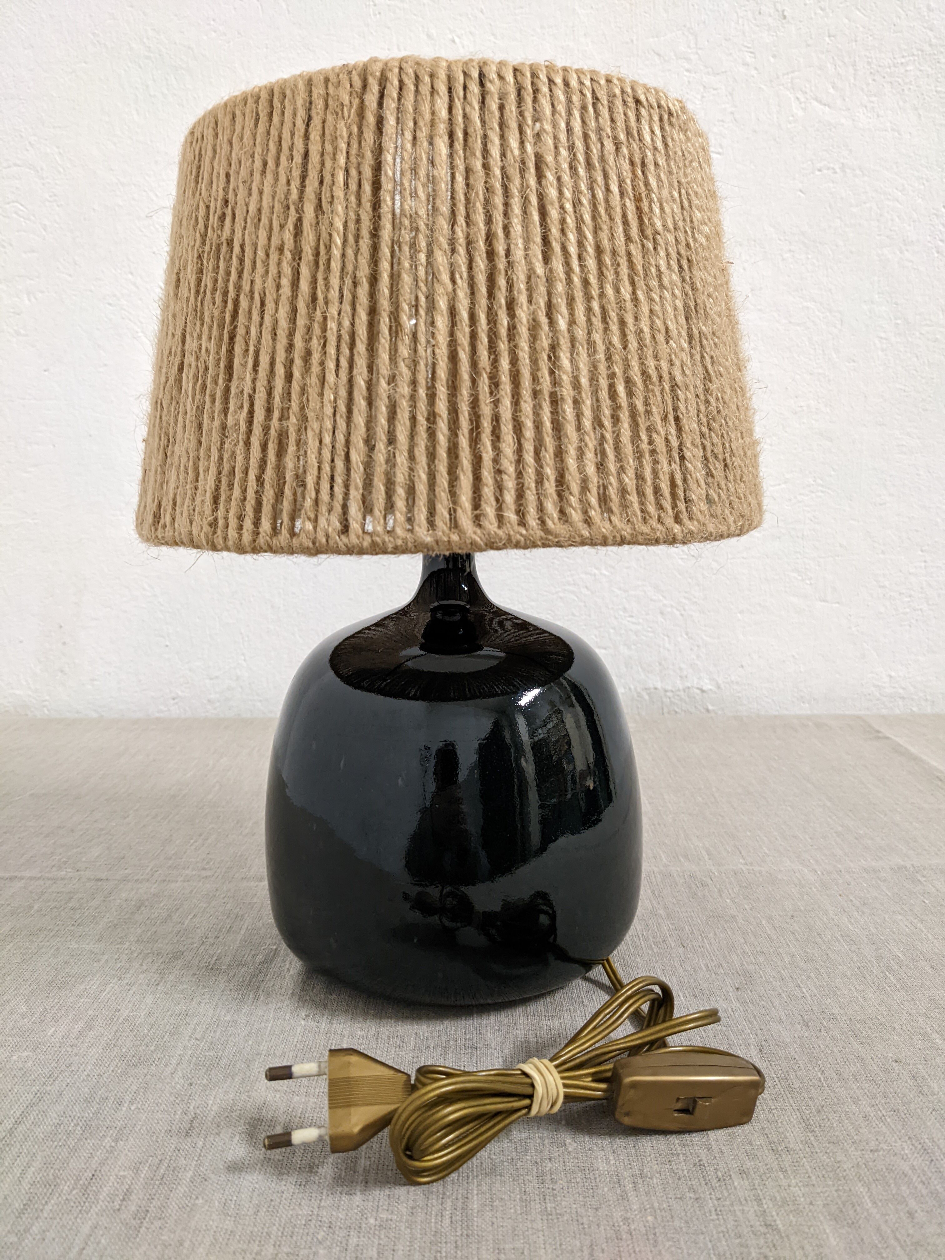 Vintage lamp in enamelled stoneware and jute rope